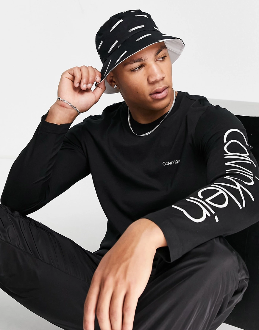 Calvin Klein Jeans – Anglerhut in Schwarz mit durchgehendem Logoprint günstig online kaufen