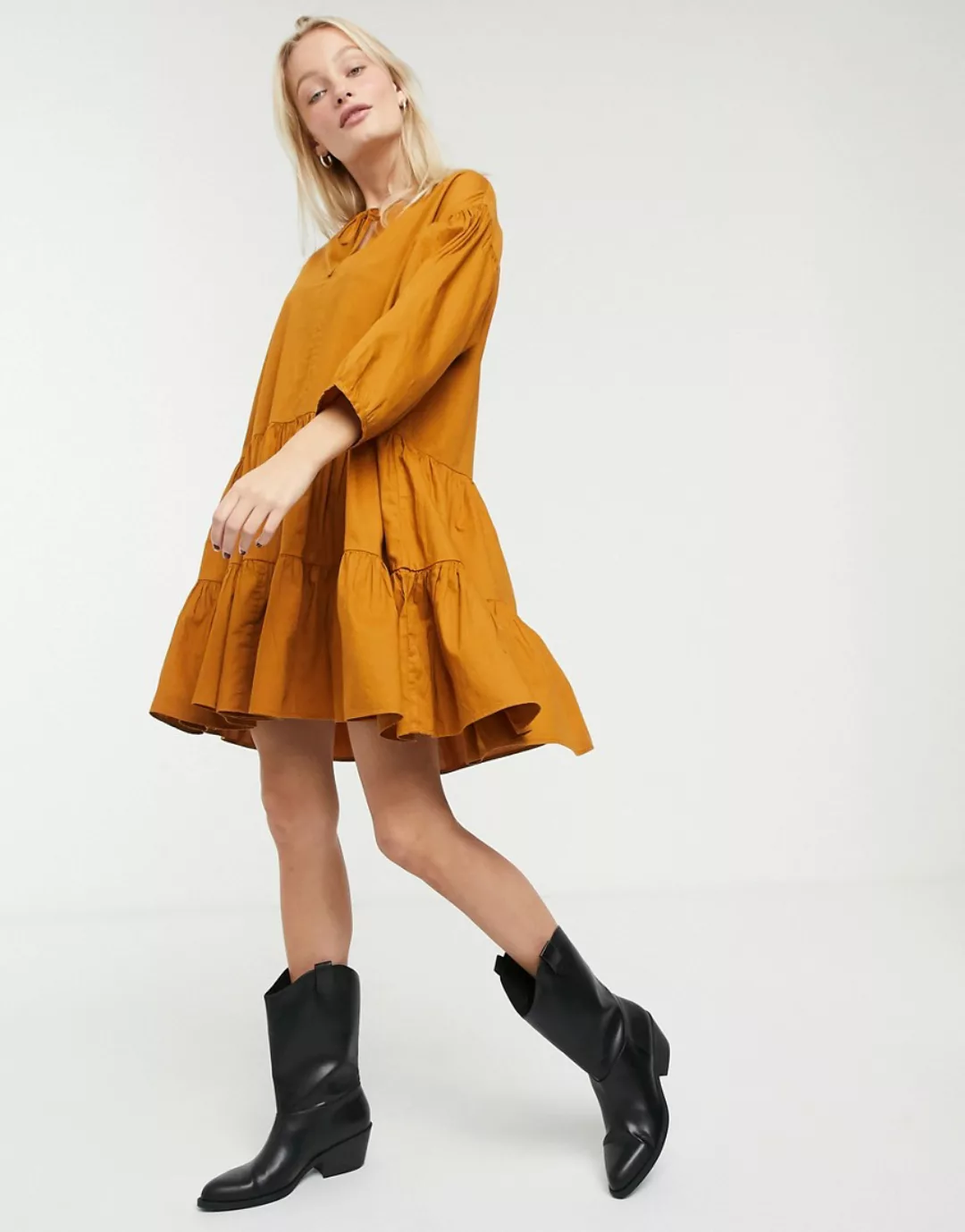 Monki – Gestuftes Minikleid in Hellbraun mit Bindeband am Ausschnitt günstig online kaufen