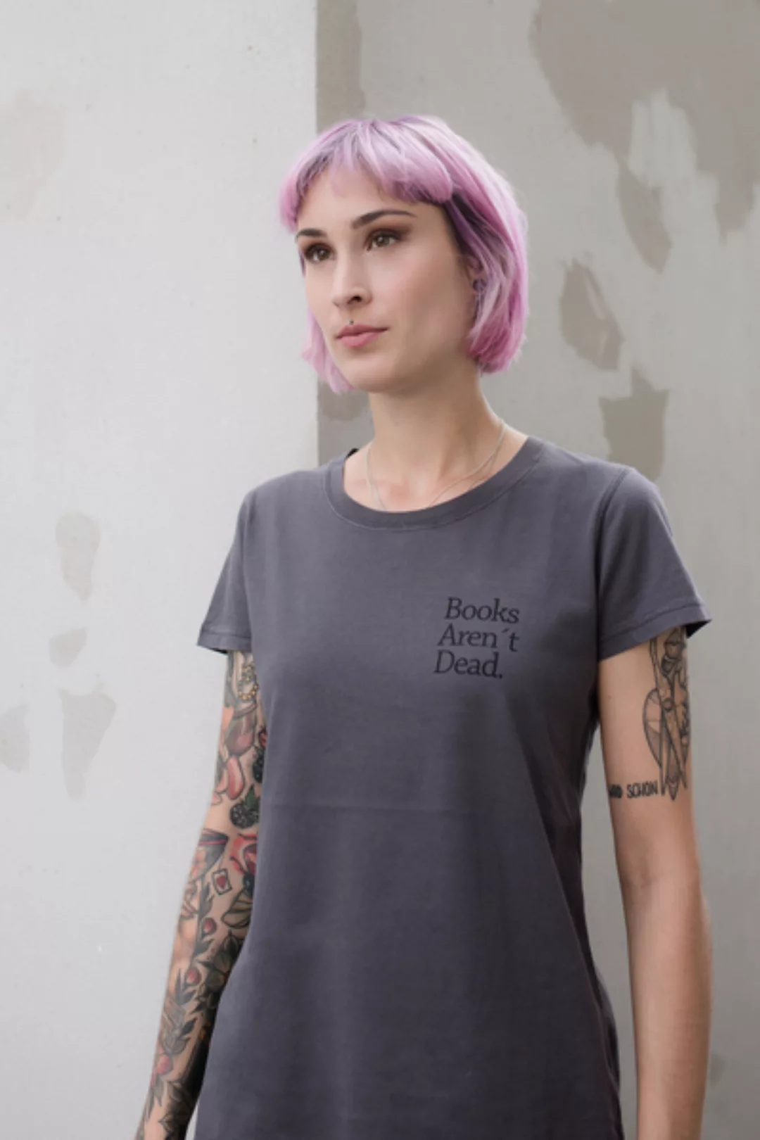 Frauen T-shirt Books Aren´t Dead Aus Biobaumwolle Made In Portugal Dunkelgr günstig online kaufen