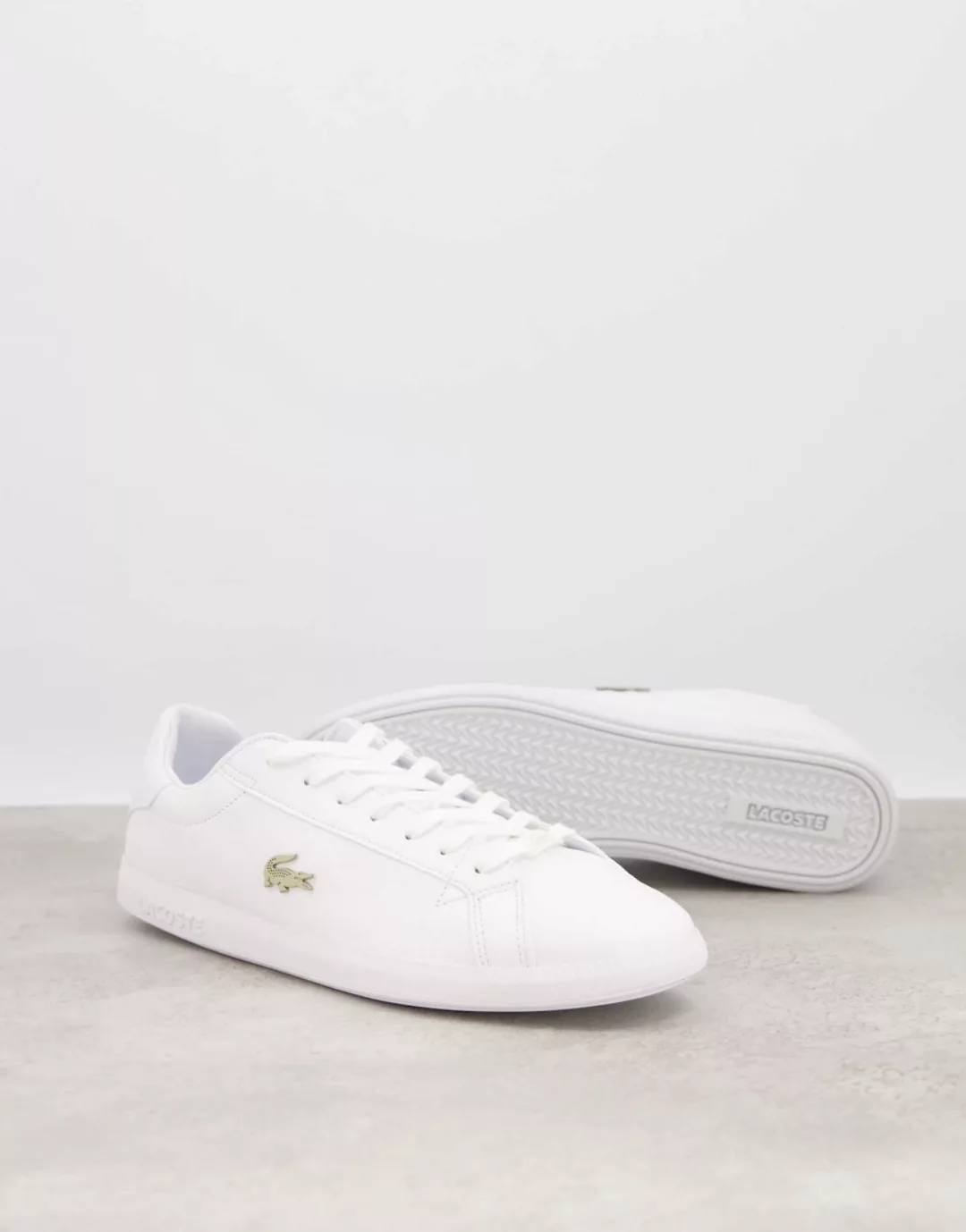 Lacoste – Graduate – Sneaker in Weiß mit goldenem Krokodil-Logo günstig online kaufen