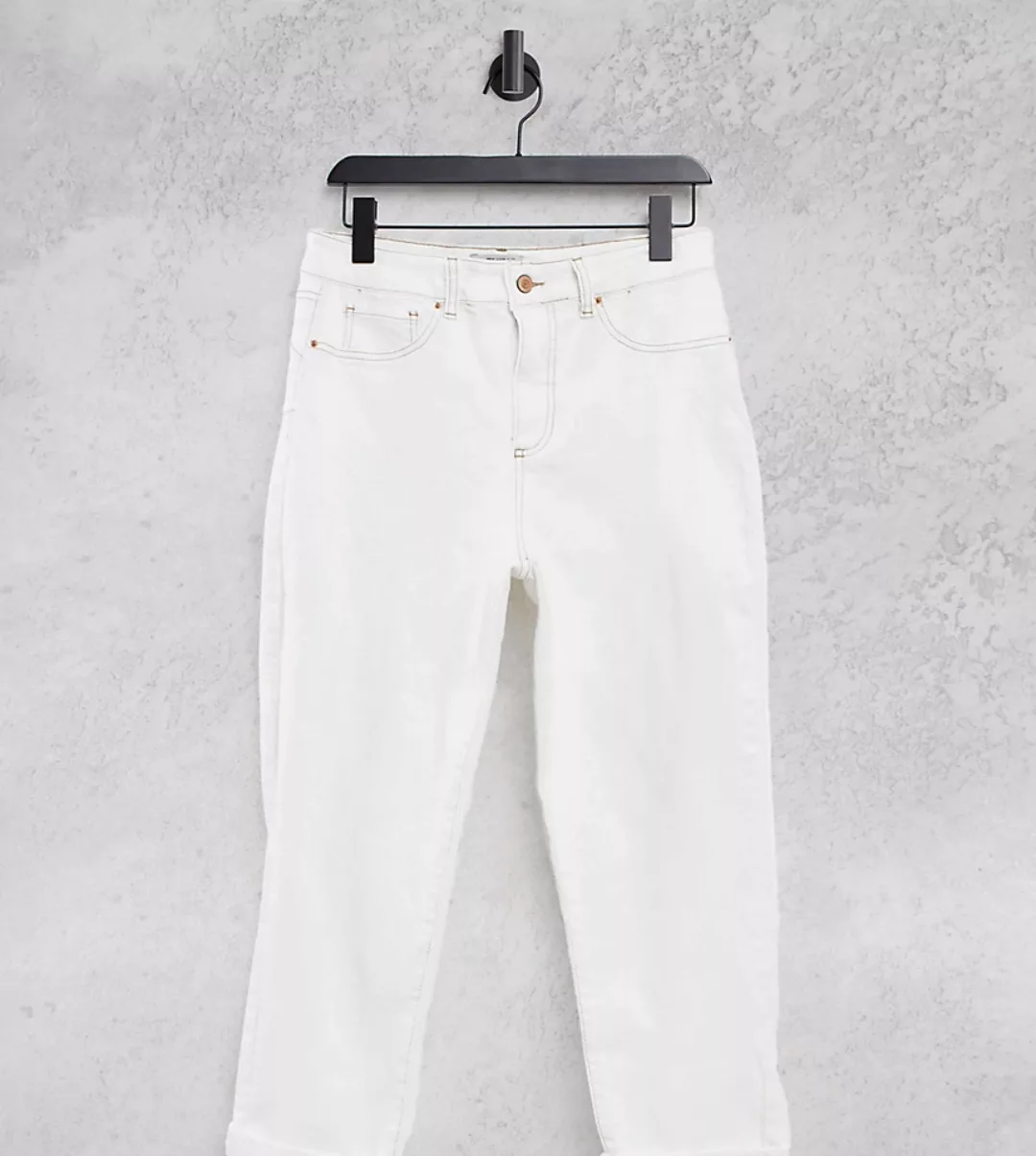 New Look Petite – Mom-Jeans mit Rissen in gebrochenem Weiß günstig online kaufen