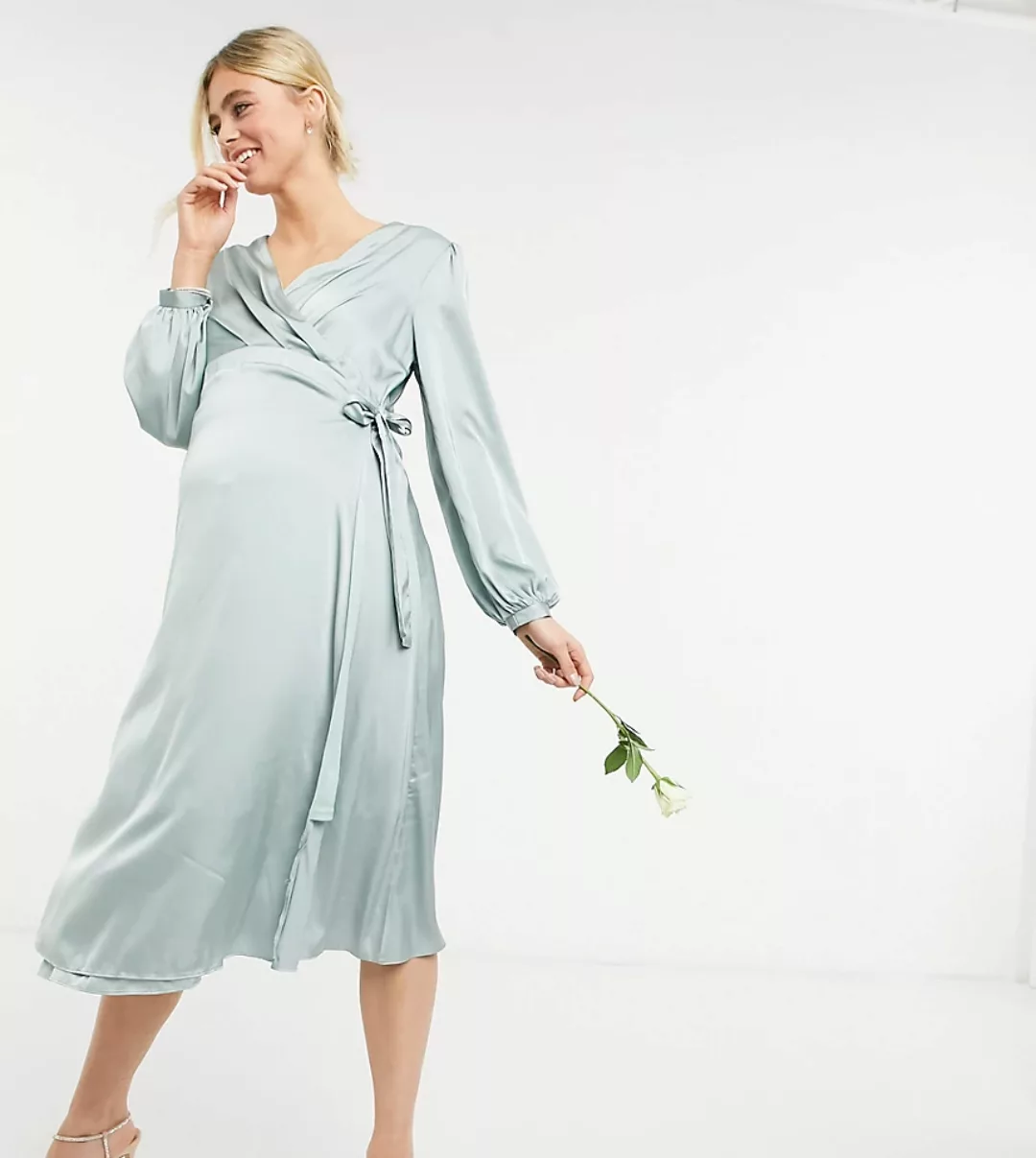 TFNC Maternity – Langärmliges Brautjungfern-Midikleid aus Satin mit Wickeld günstig online kaufen