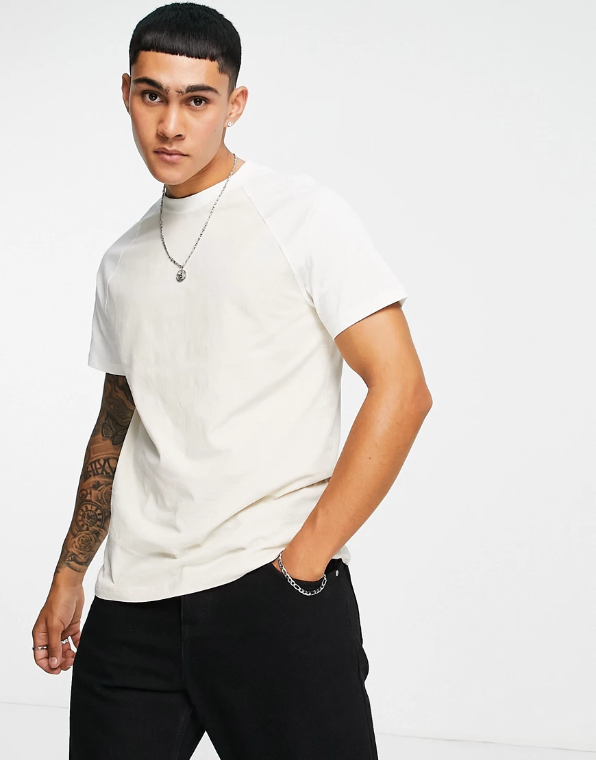 ASOS DESIGN – T-Shirt in Beige mit Raglanärmeln in Cremeweiß-Neutral günstig online kaufen