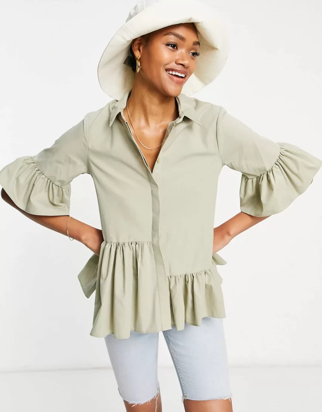 ASOS DESIGN – Bluse aus Baumwolle mit asymmetrischem Rüschensaum in hellem günstig online kaufen