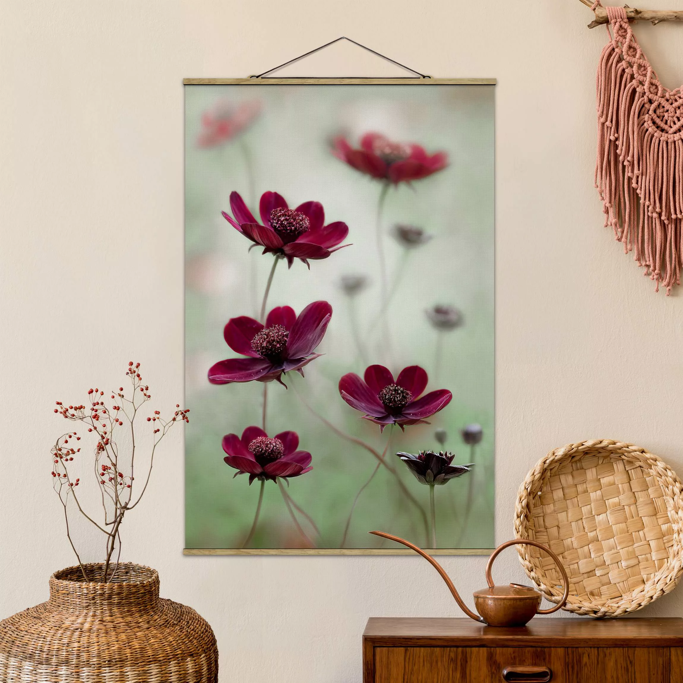 Stoffbild Blumen mit Posterleisten - Hochformat Pinke Kosmeen günstig online kaufen