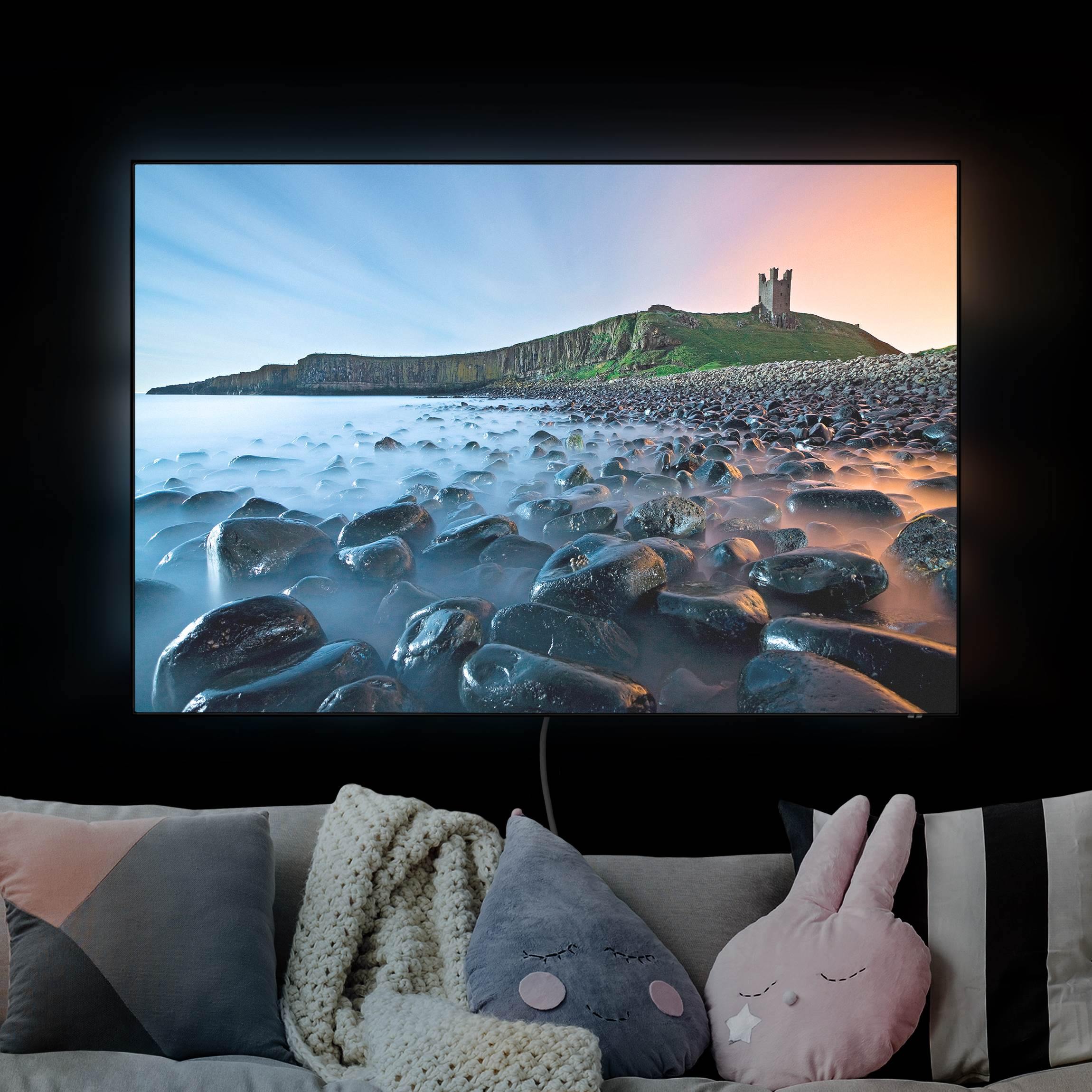 LED-Wechselbild Sonnenaufgang mit Nebel bei Dunstanburgh Castle günstig online kaufen