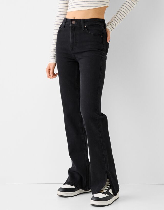 Bershka Bequeme Jeans-Schlaghose Mit Seitlichem Schlitz Damen 42 Schwarz günstig online kaufen