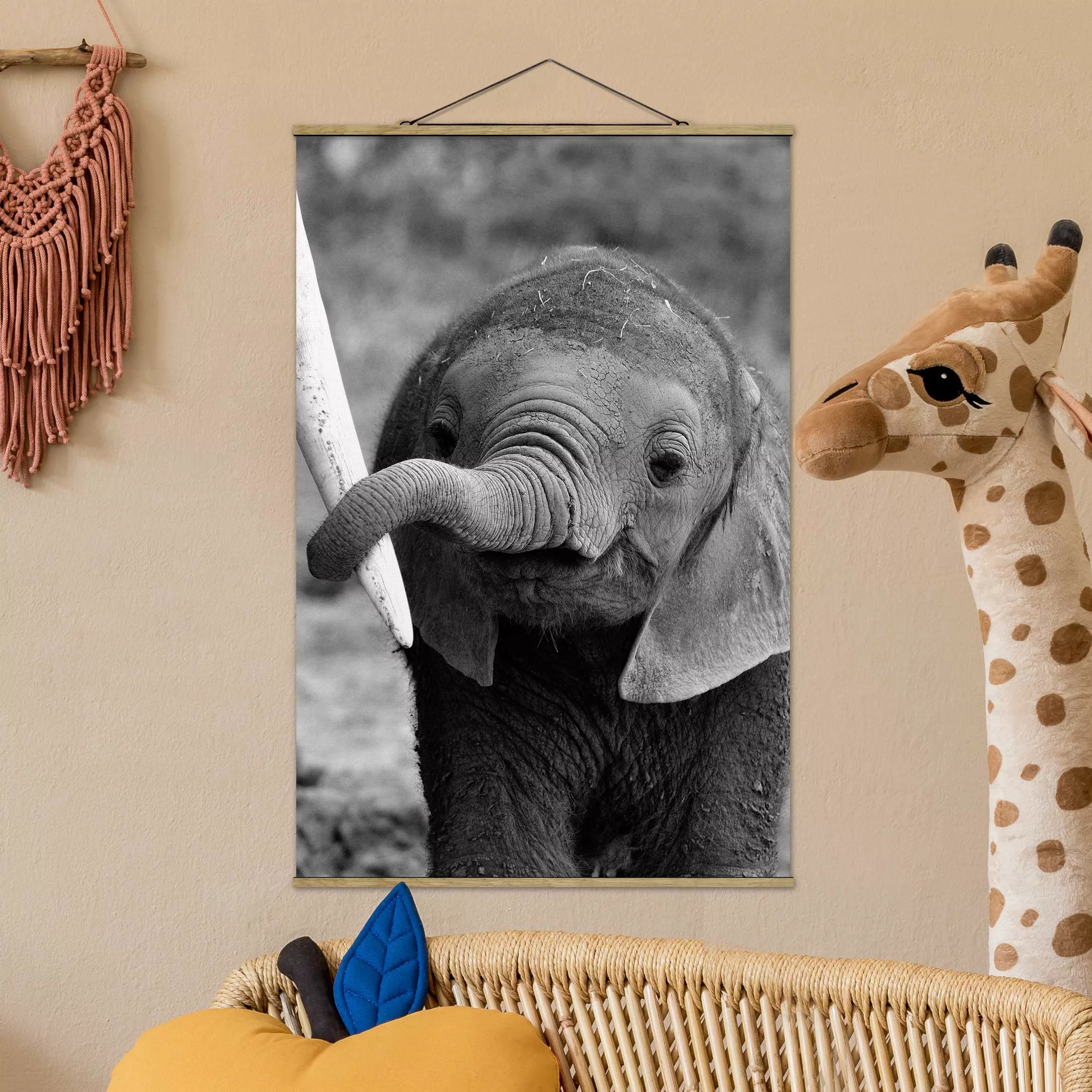 Stoffbild Tiere mit Posterleisten - Hochformat Elefantenbaby günstig online kaufen
