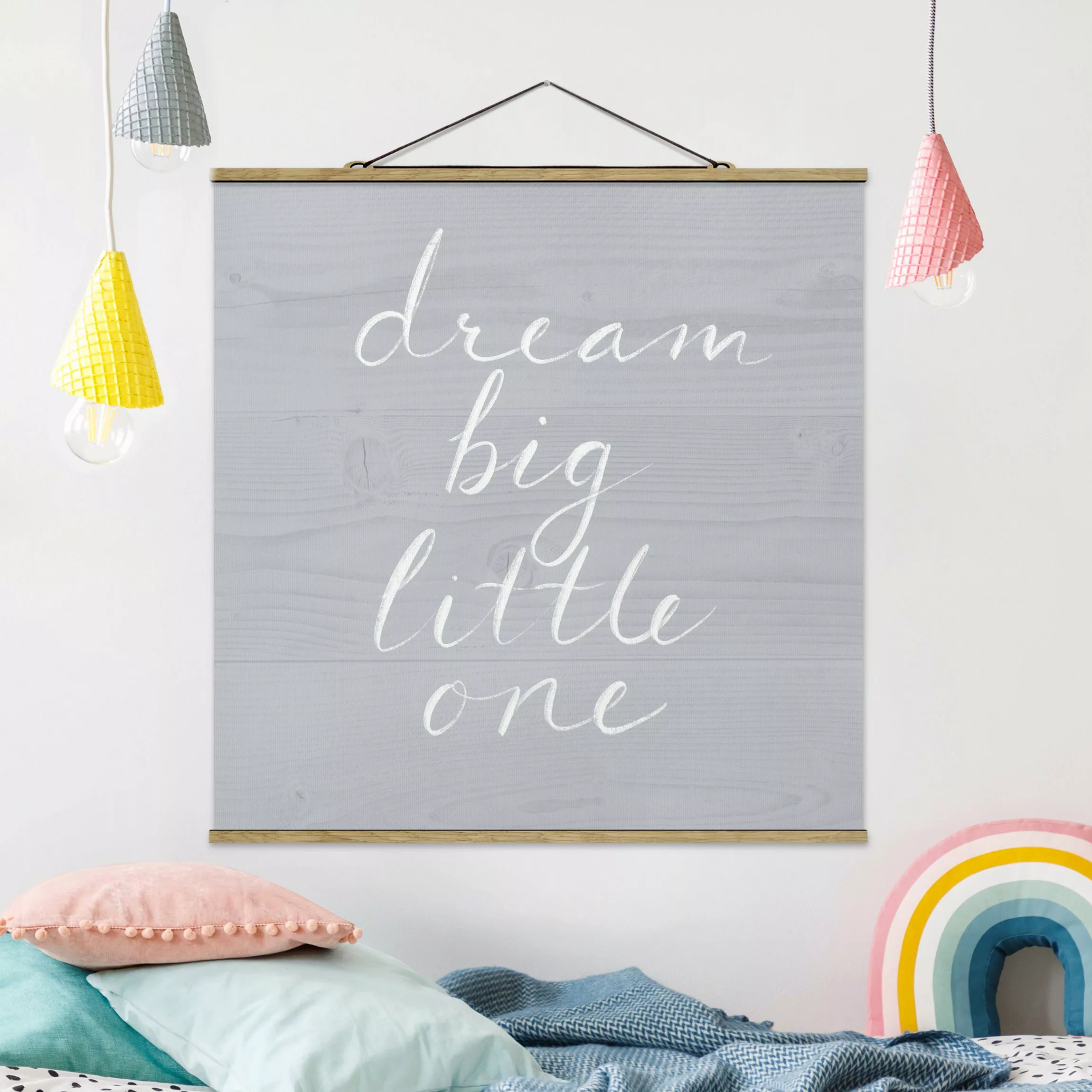 Stoffbild Spruch mit Posterleisten - Quadrat Holzwand grau - Dream big günstig online kaufen