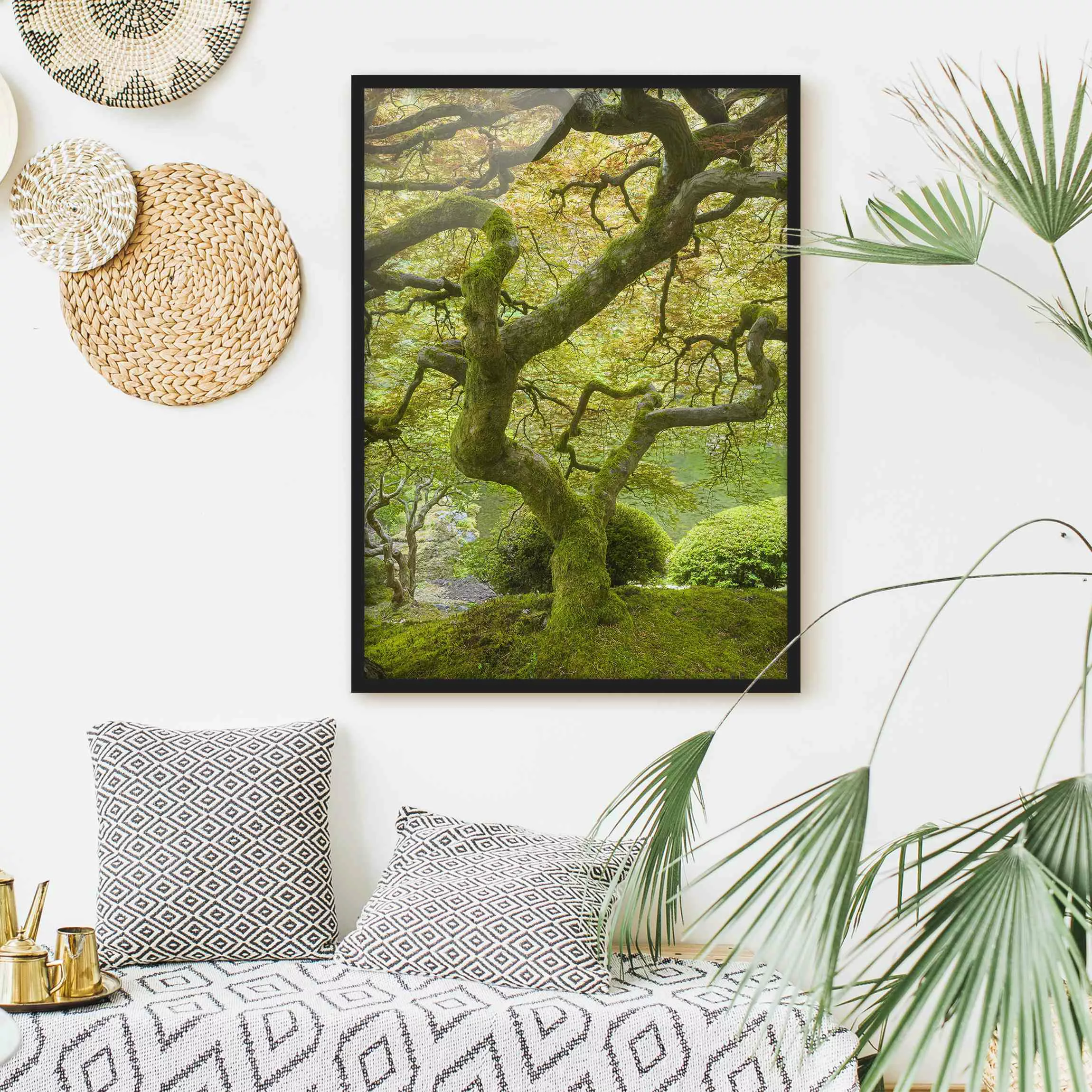 Bild mit Rahmen Natur & Landschaft - Hochformat Grüner Japanischer Garten günstig online kaufen