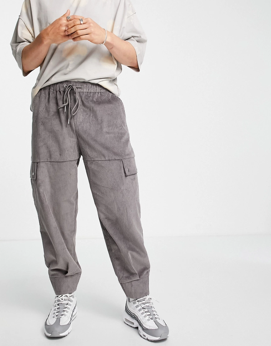 ASOS DESIGN – Schmal zulaufende Oversize-Cargohose aus Cord in Grau günstig online kaufen