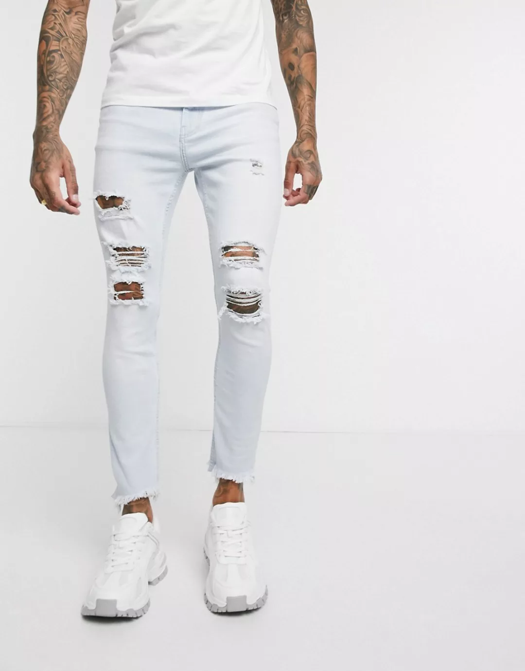 Bershka – Besonders enge Jeans in Hellblau günstig online kaufen