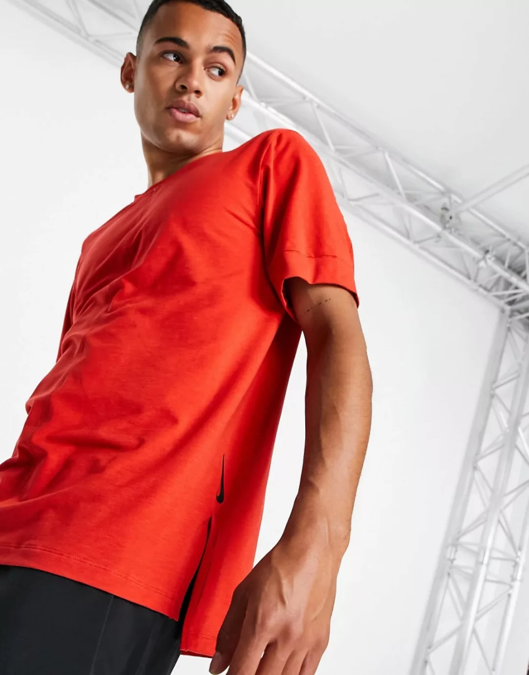 Nike – Yoga Dri-FIT – T-Shirt in Rot günstig online kaufen