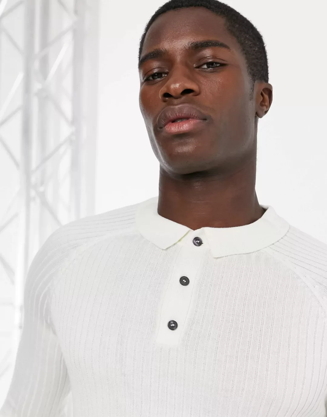 New Look – Geripptes, langärmliges Muskelpolohemd in Weiß günstig online kaufen