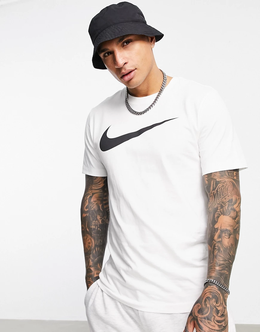 Nike – Weißes T-Shirt mit Swoosh-Logo günstig online kaufen