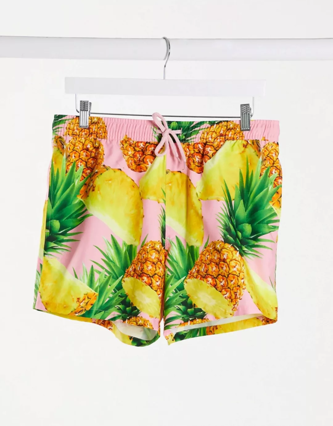 ASOS DESIGN – Kurze Badeshorts mit Ananas-Print in Rosa günstig online kaufen
