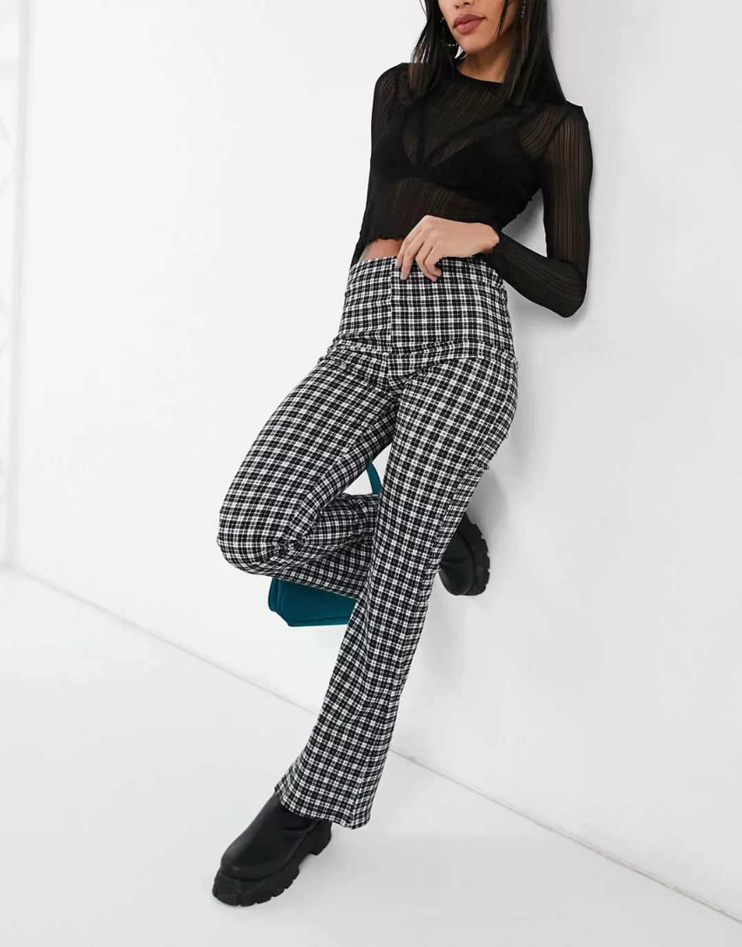 New Look – Schlaghose aus Jersey mit schwarzem Karomuster günstig online kaufen