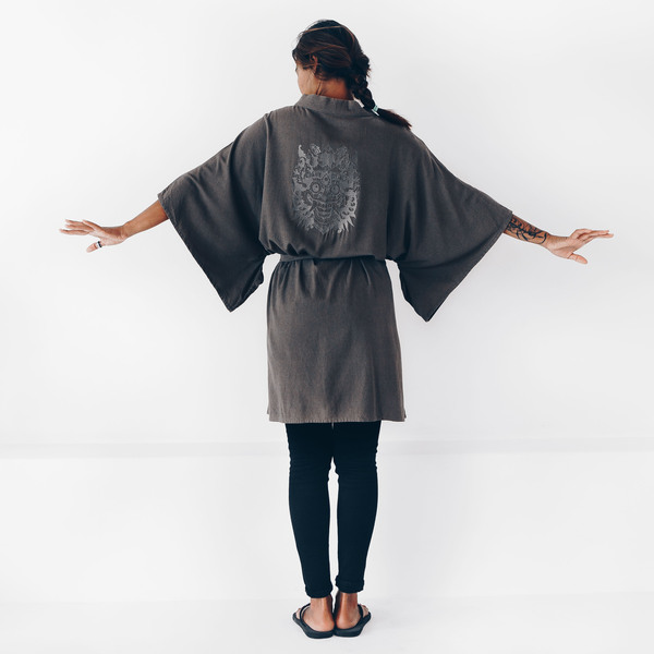 Kimono Mit Balinesischem Drachen Auf Der Rückseite Bestickt günstig online kaufen
