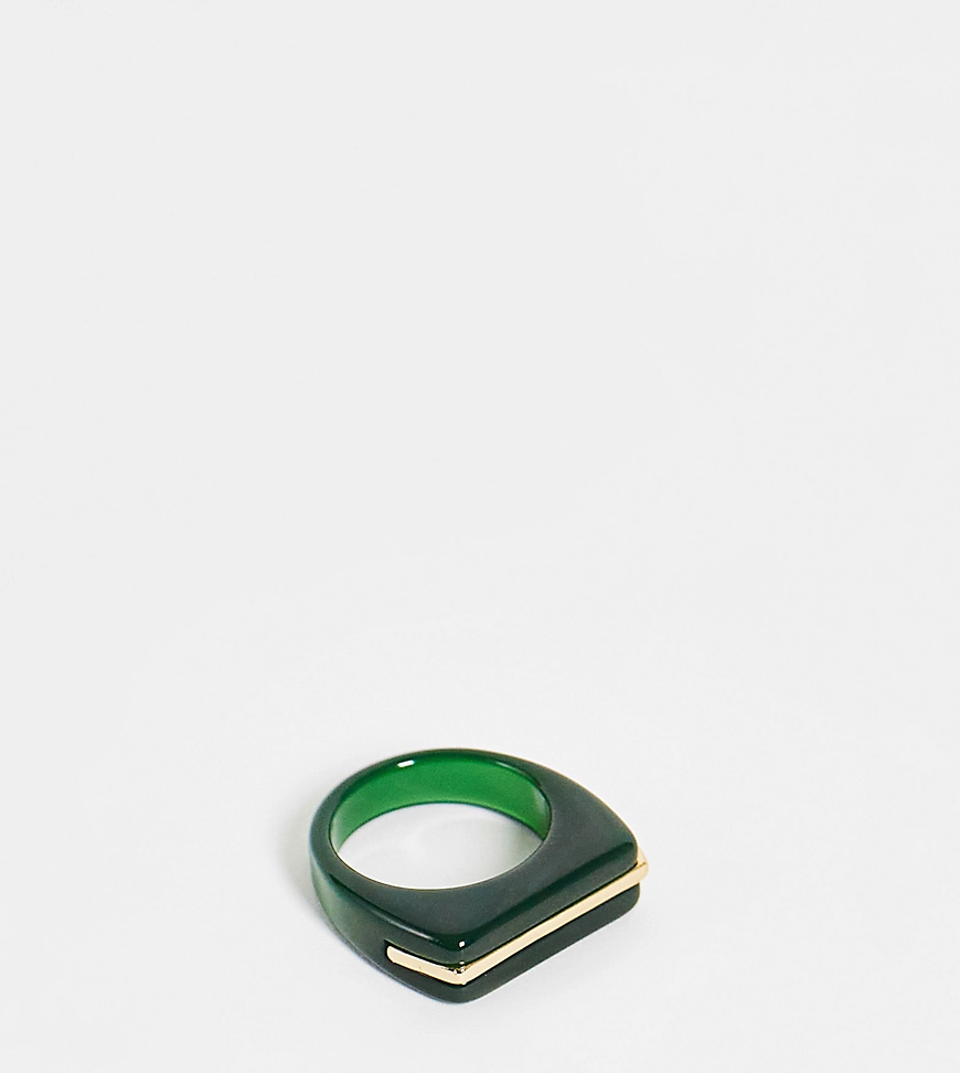 DesignB Curve – Goldfarbener Ring mit Kunstharz in Dunkelgrün günstig online kaufen