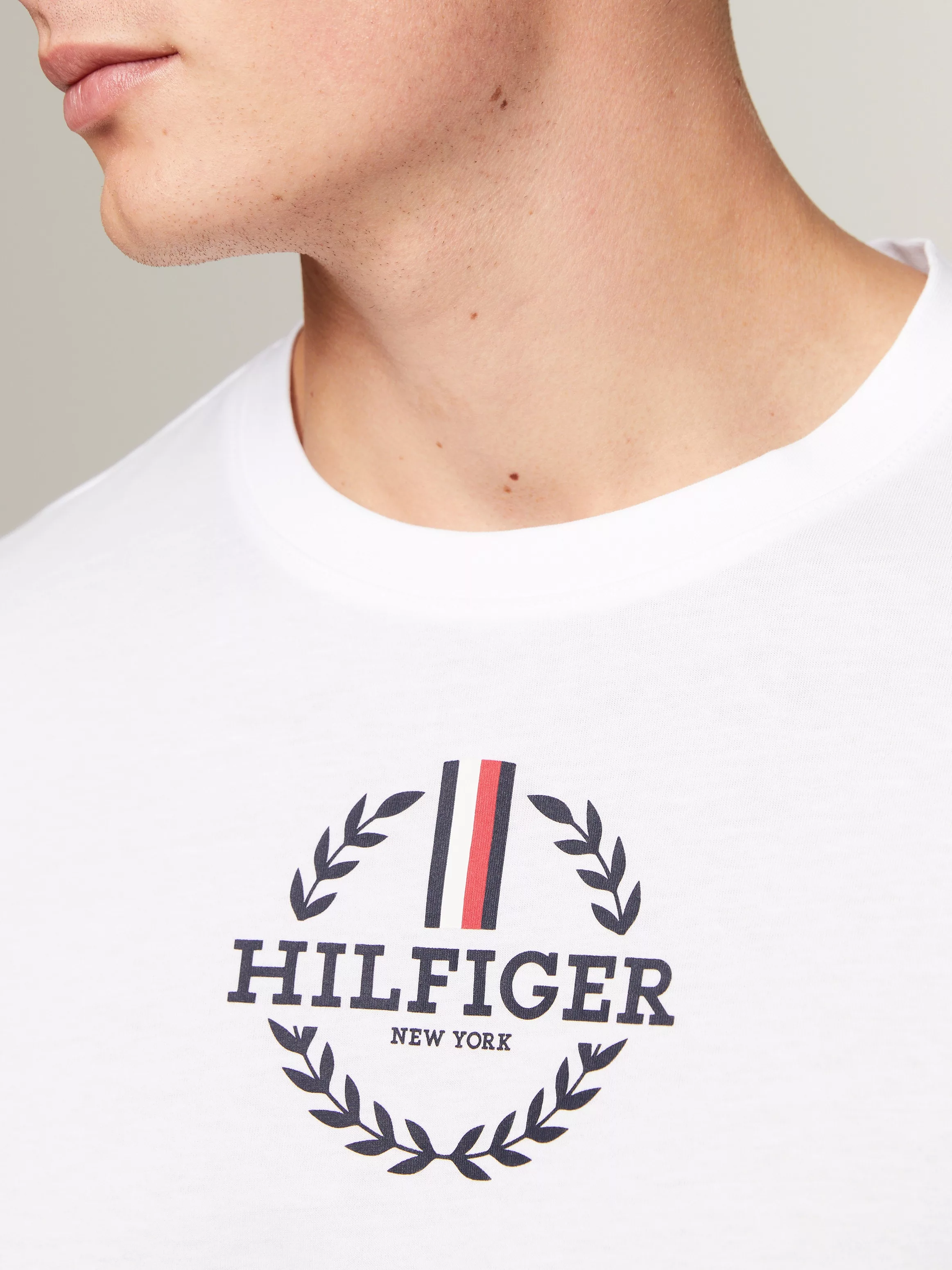 Tommy Hilfiger T-Shirt GLOBAL STRIPE WREATH TEE mit Archive-Wappen-Logo günstig online kaufen