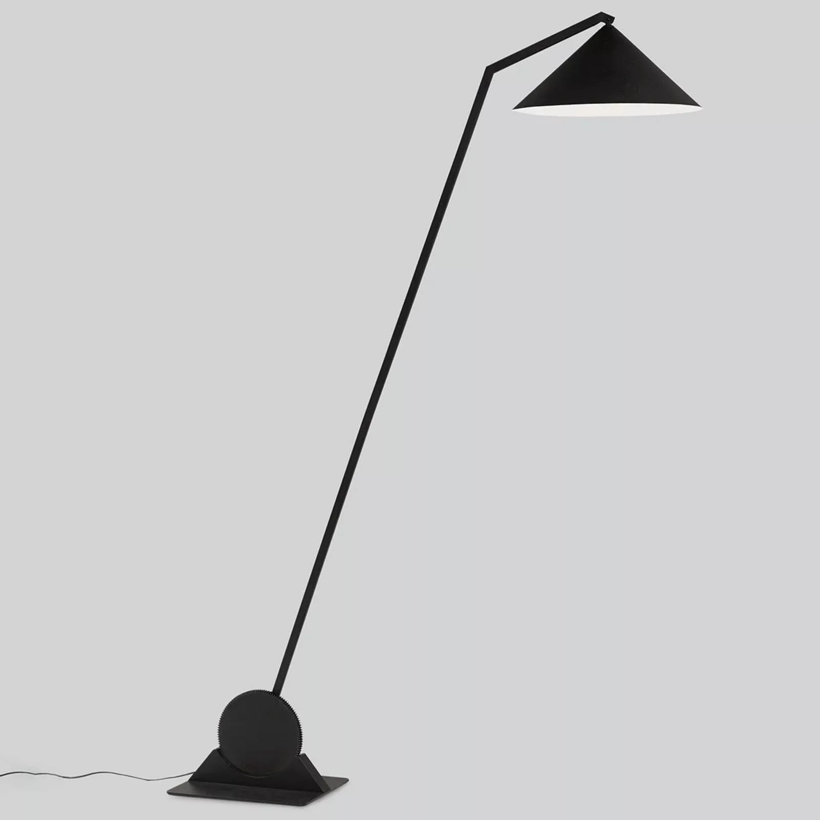 Northern Gear Floor - mattschwarze Stehlampe günstig online kaufen