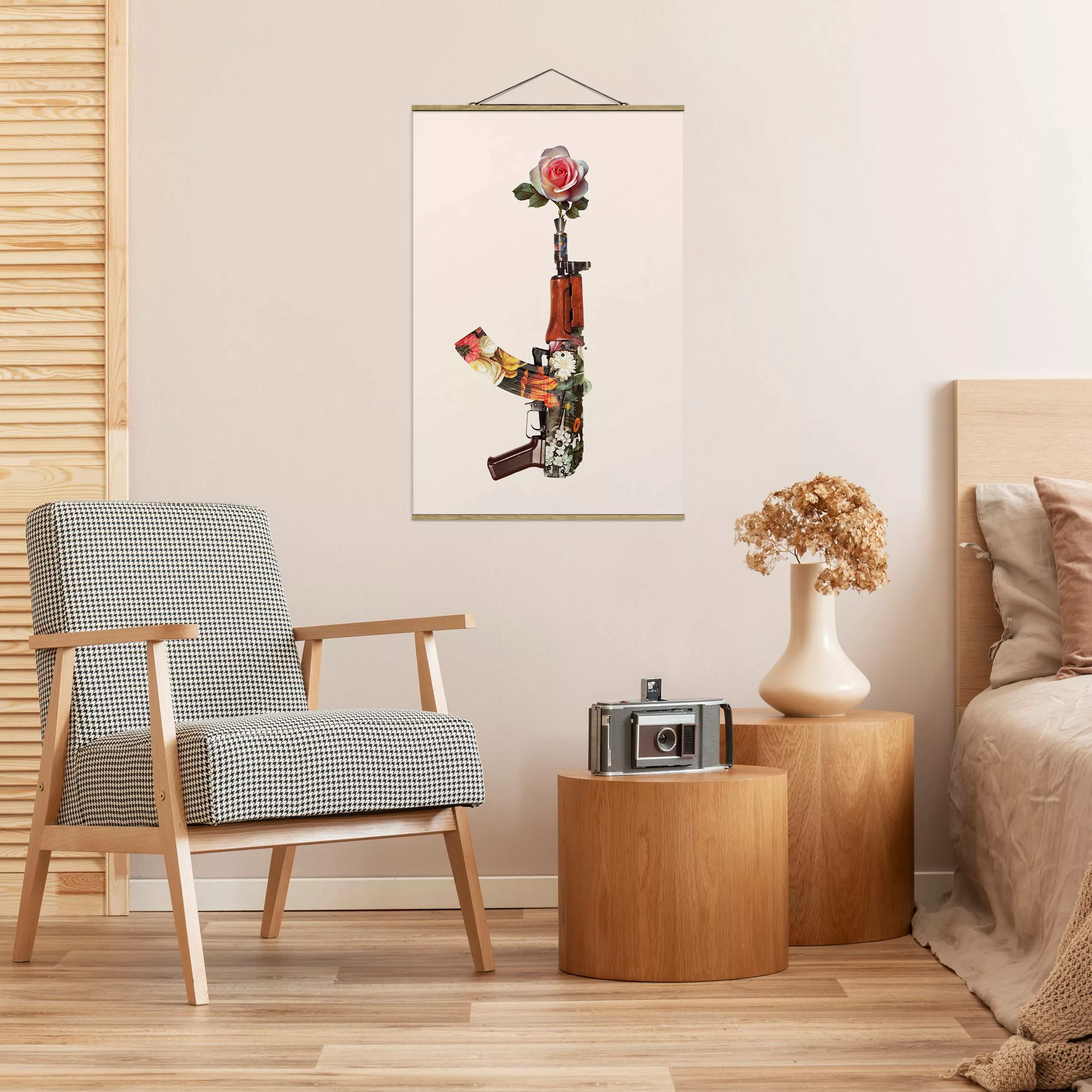 Stoffbild Blumen mit Posterleisten - Hochformat Waffe mit Rose günstig online kaufen