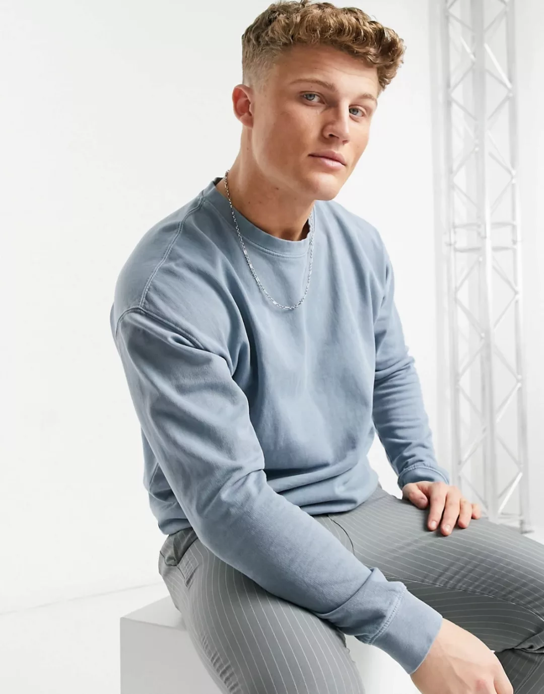 New Look – Verwaschenes Sweatshirt mit gesticktem „NLM“-Print in Blau günstig online kaufen