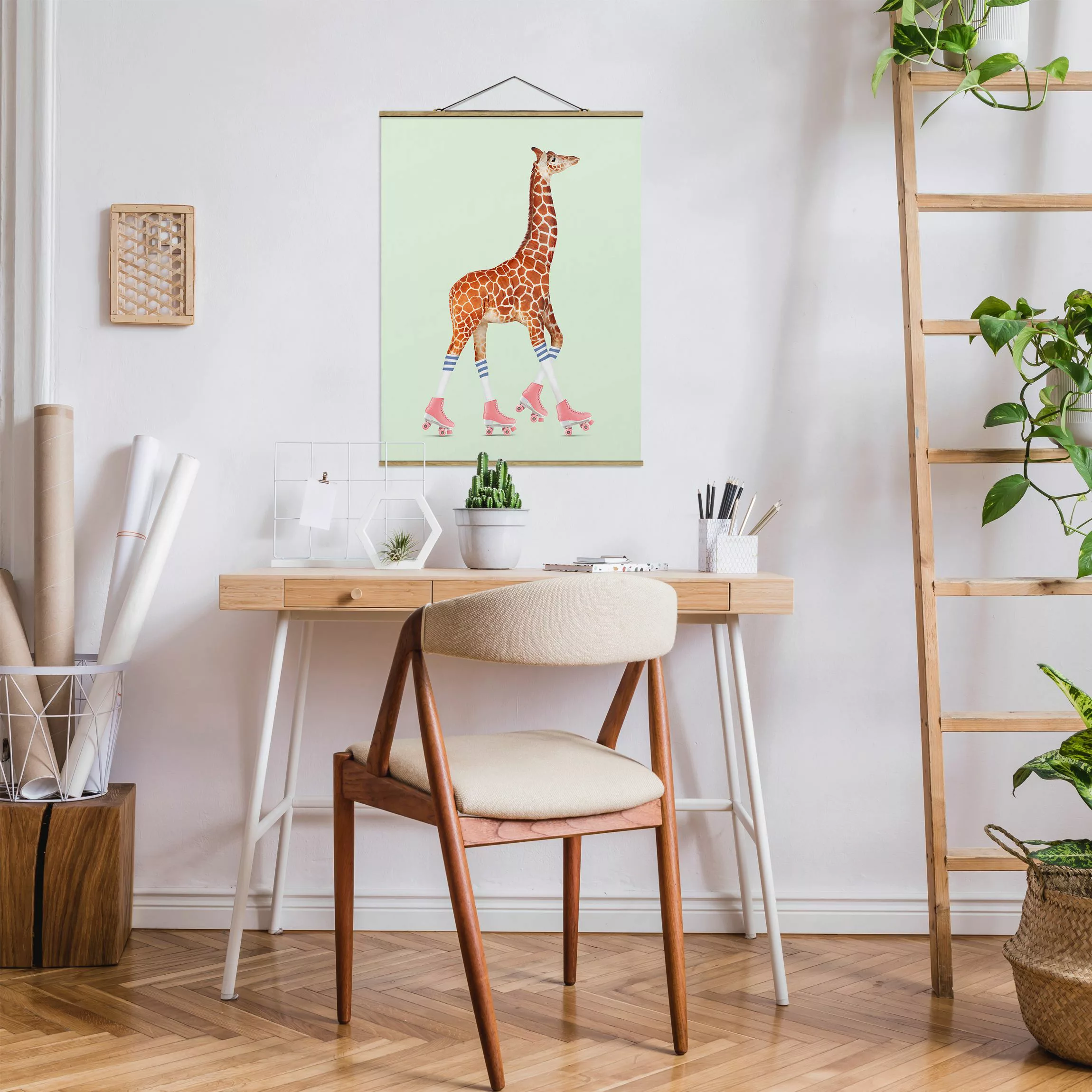 Stoffbild Tiere mit Posterleisten - Hochformat Giraffe mit Rollschuhen günstig online kaufen