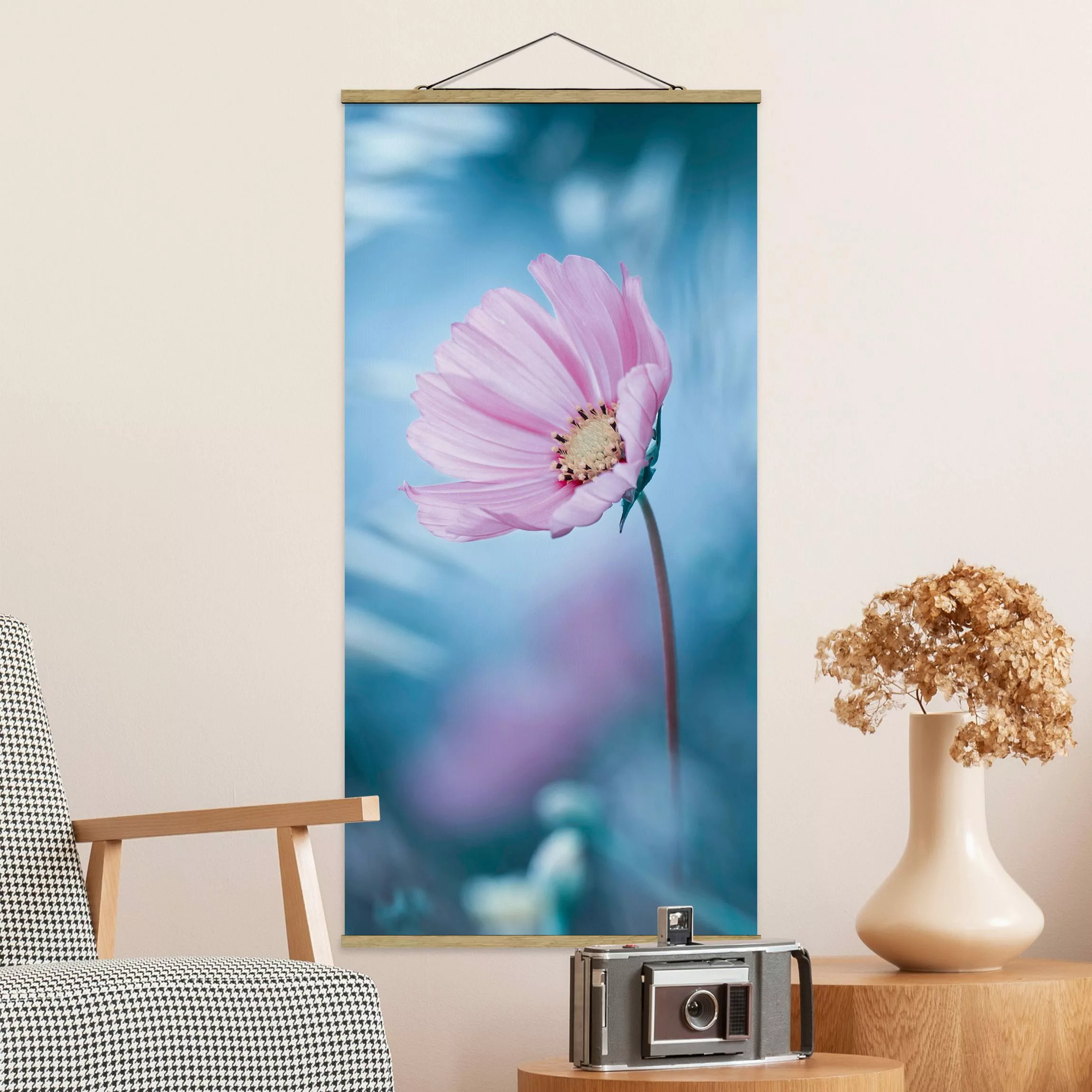 Stoffbild Blumen mit Posterleisten - Hochformat Blüte in Pastell günstig online kaufen