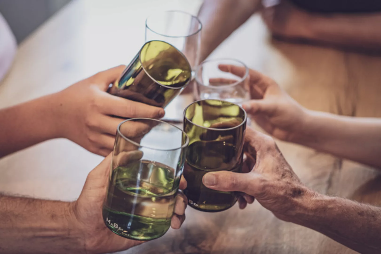 250ml Trinkglas Aus Der 0,7l Weinflasche In Oliv günstig online kaufen