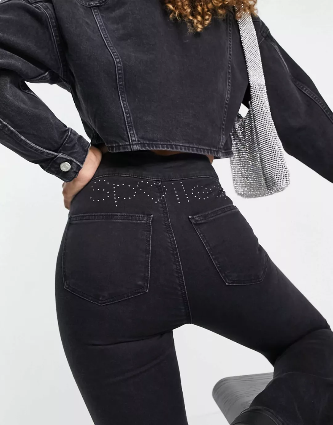 Topshop – Stretch-Jeans mit Schlag und „Spoiled“-Schriftzug aus Strass in v günstig online kaufen