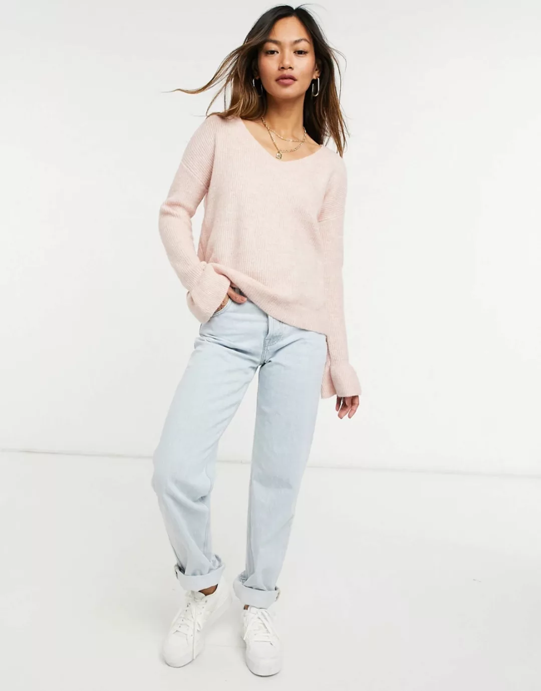 Vero Moda – Rosa Pullover mit V-Ausschnitt und Rüschen an den Ärmelabschlüs günstig online kaufen