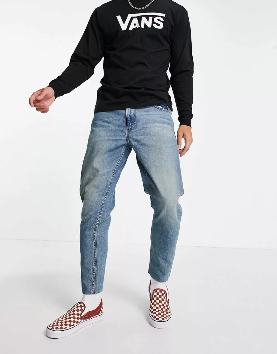 ASOS DESIGN – Klassische, feste Jeans in verwaschenem, getöntem Mittelblau günstig online kaufen