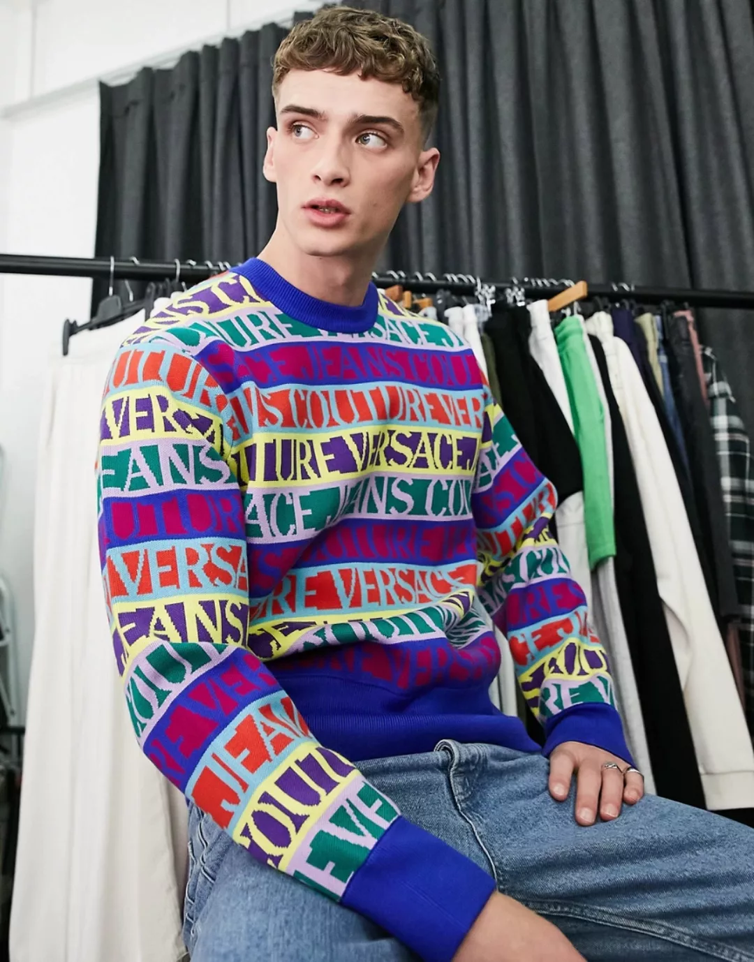Versace Jeans Couture – Bunter Strickpullover mit sich wiederholendem Logo- günstig online kaufen