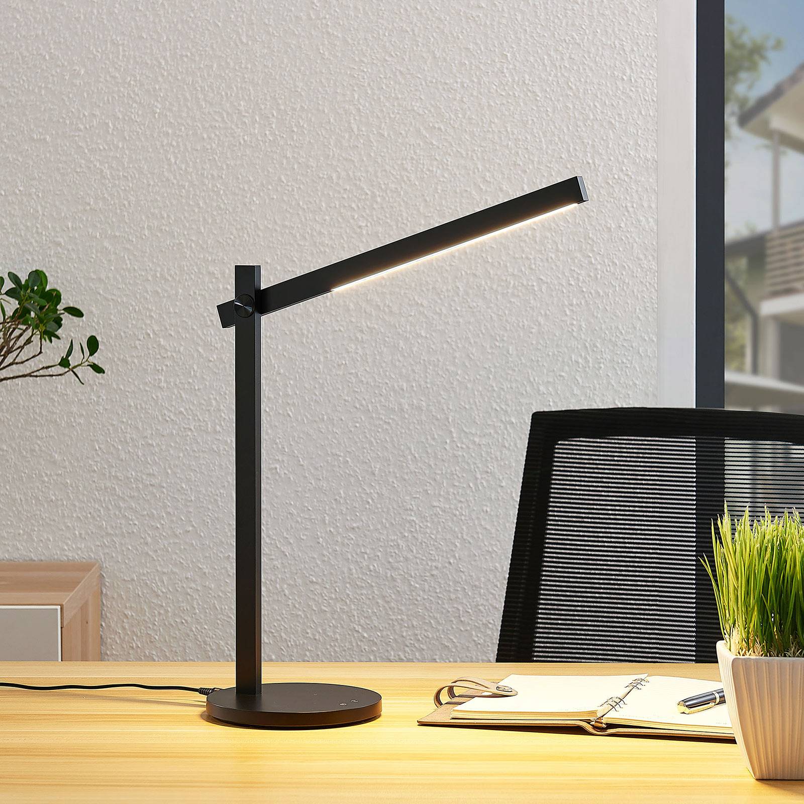 Lindby Loretta LED-Schreibtischlampe, CCT, schwarz günstig online kaufen
