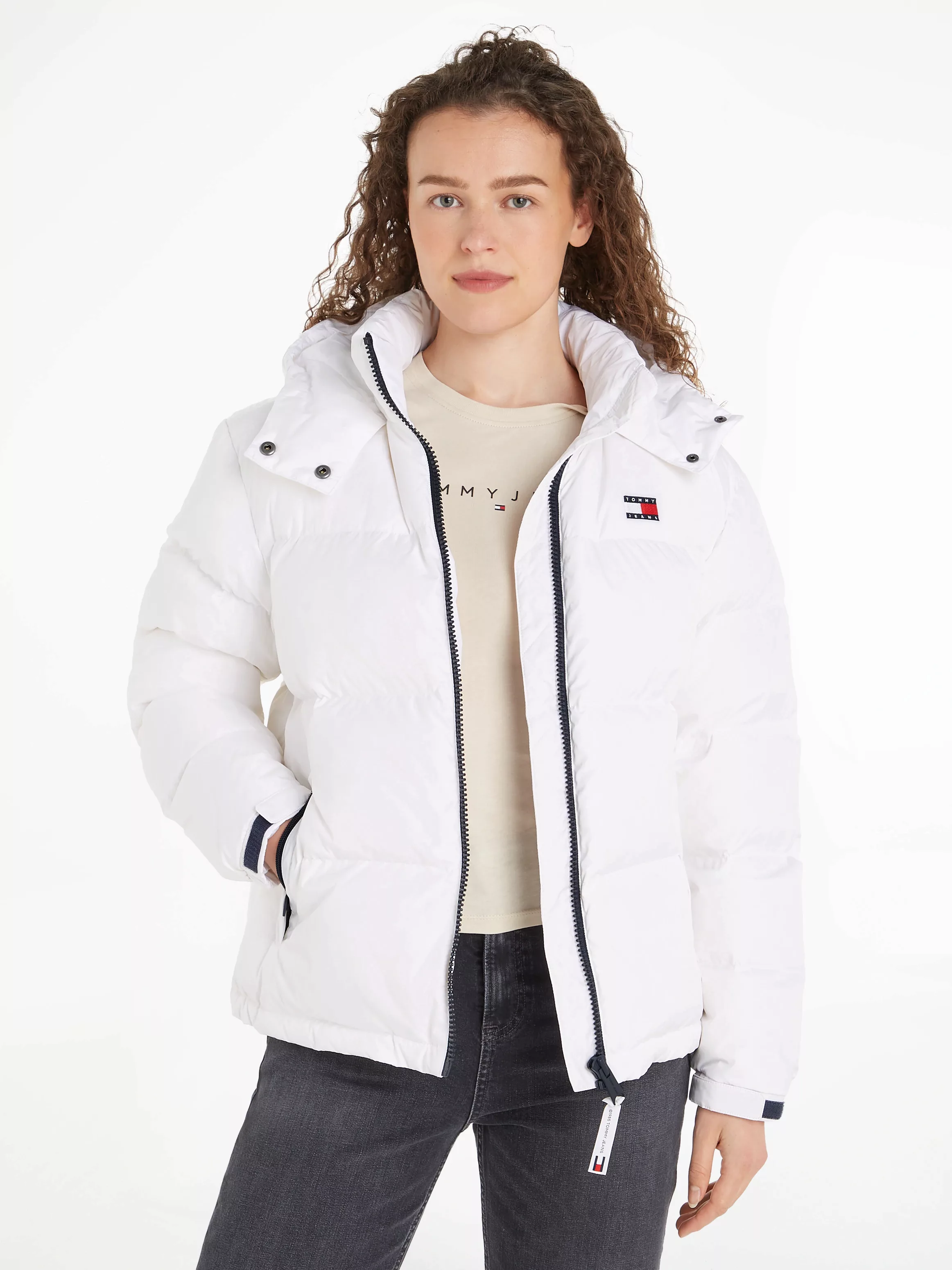 Tommy Jeans Steppjacke "TJW ALASKA PUFFER EXT", mit Kapuze, mit Logosticker günstig online kaufen