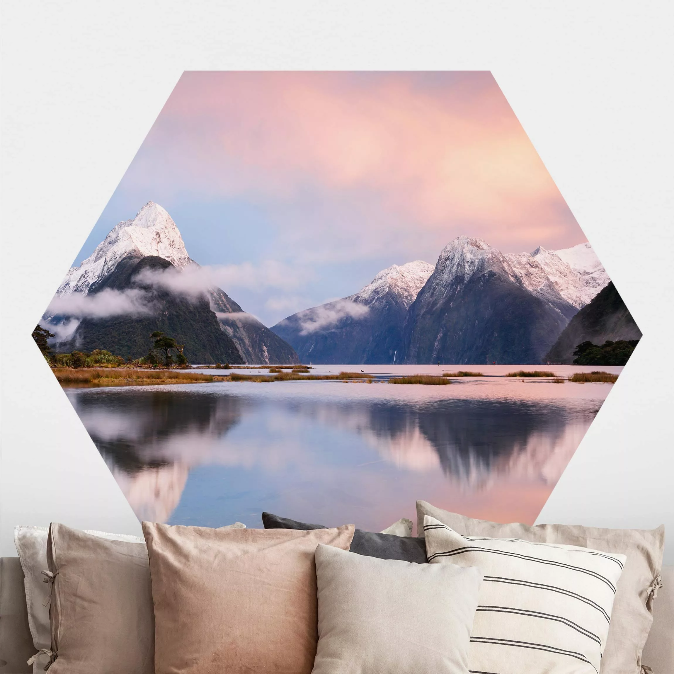Hexagon Fototapete selbstklebend Berge am Wasser günstig online kaufen