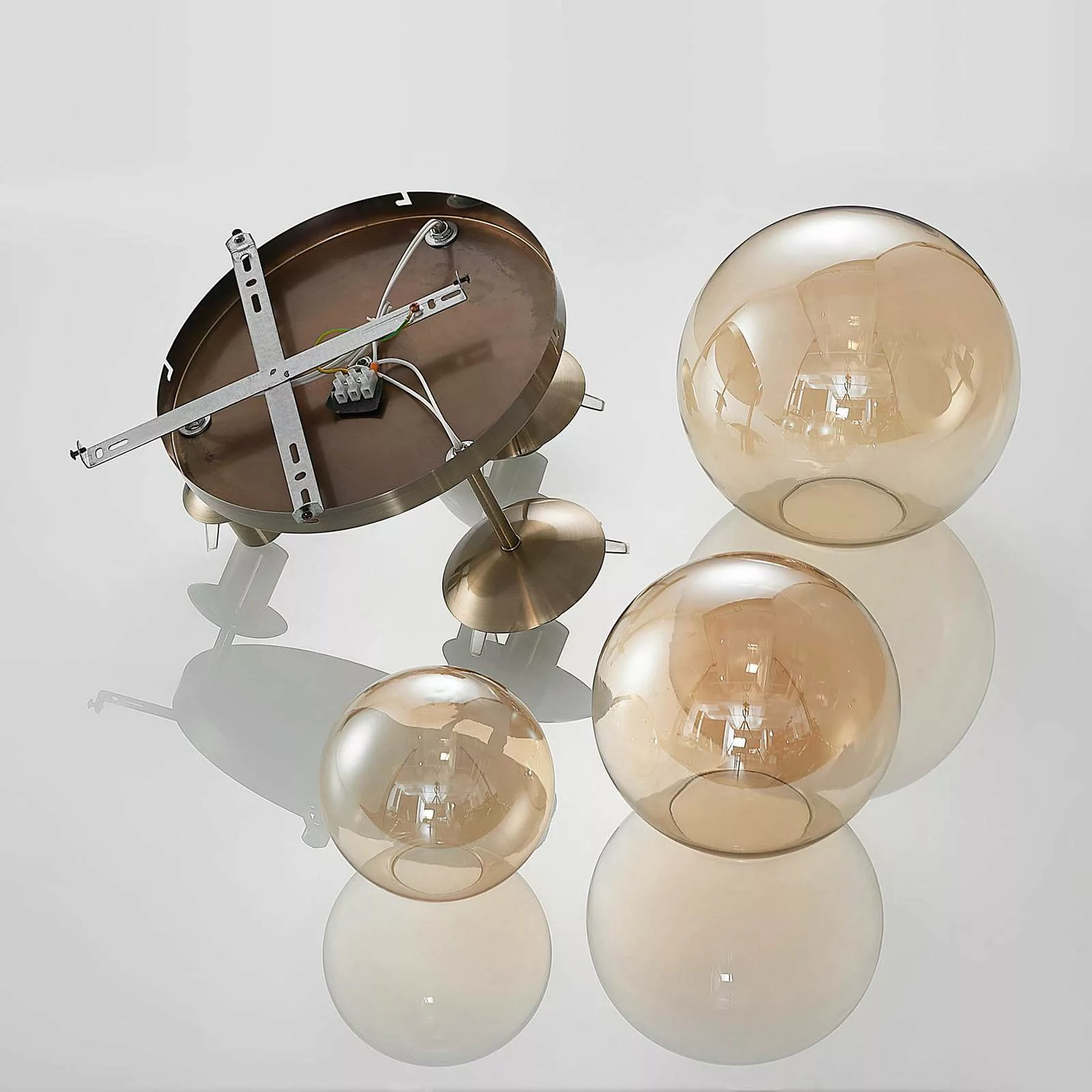 Lindby Teeja Deckenlampe, 3 Glaskugeln, amber günstig online kaufen
