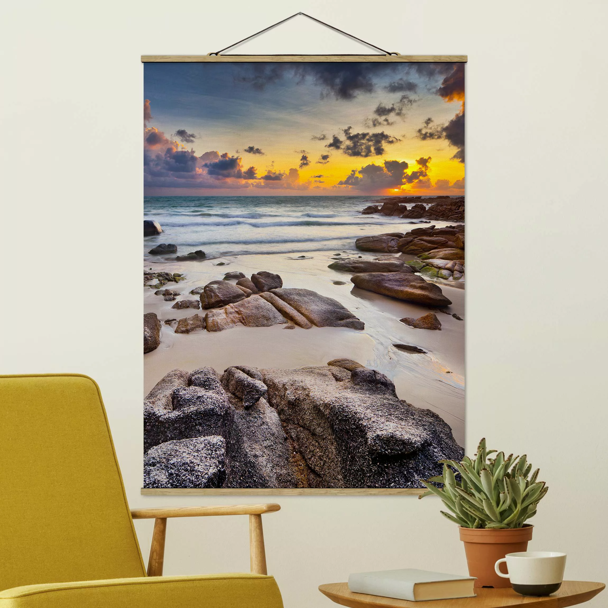 Stoffbild Strand mit Posterleisten - Hochformat Strand Sonnenaufgang in Tha günstig online kaufen