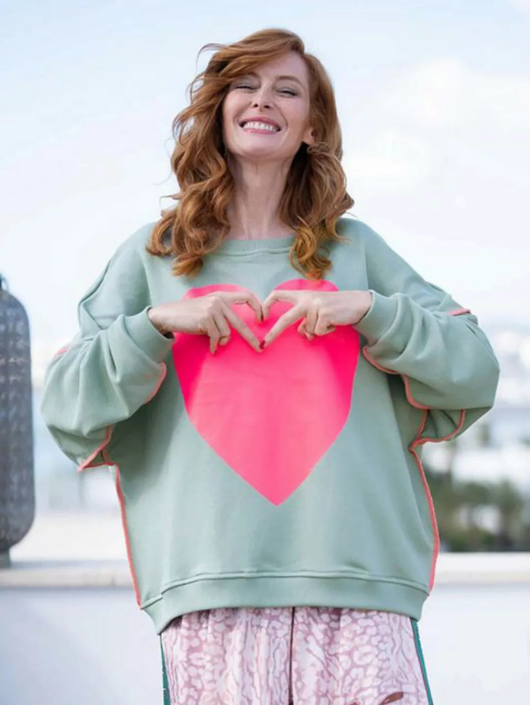 Miss Goodlife Rundhalspullover Roundneck Big Heart Almond günstig online kaufen