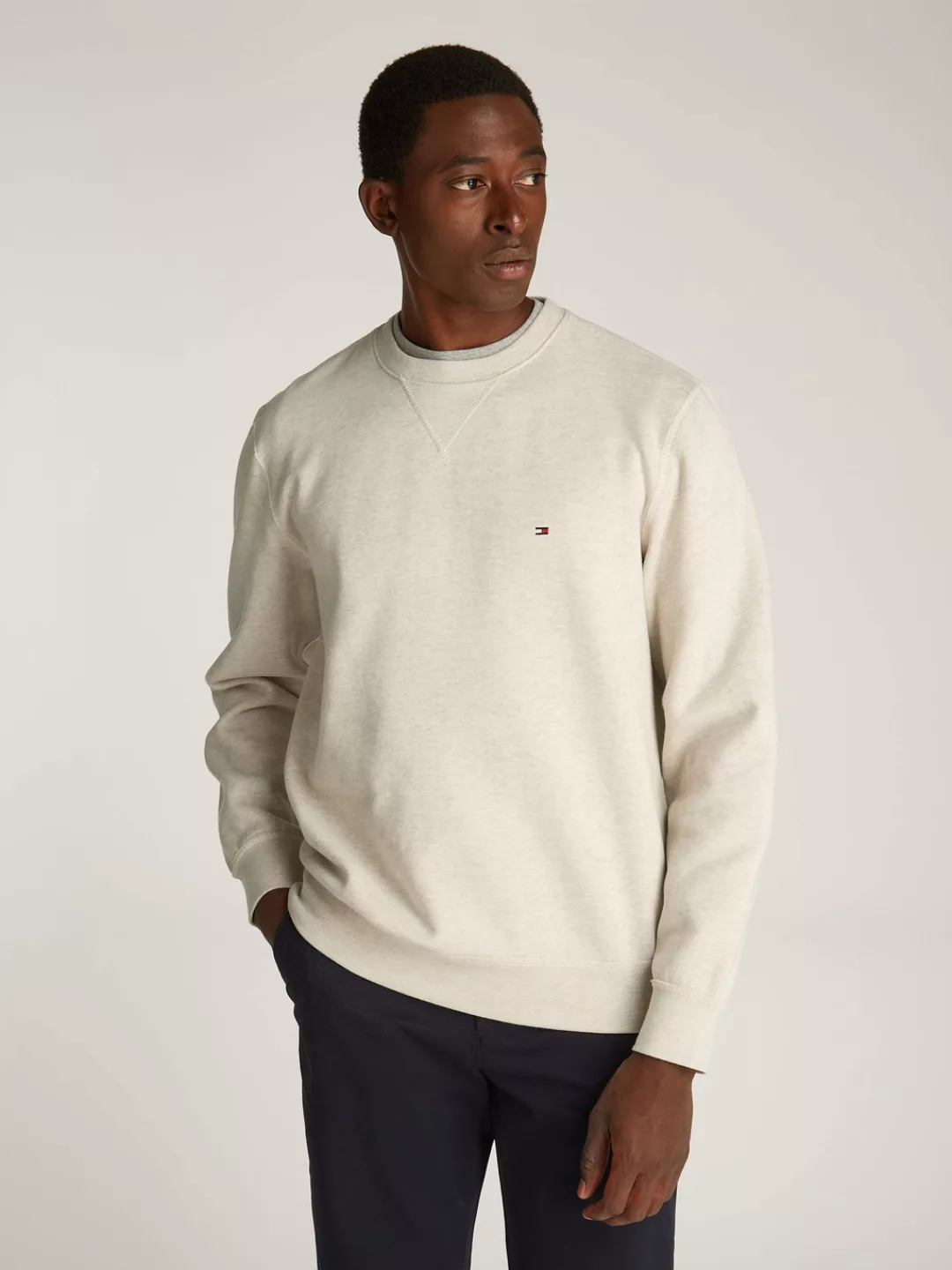 Tommy Hilfiger Sweatshirt "ESS SEASONAL FLEECE CREWNECK", mit Logostickerei günstig online kaufen