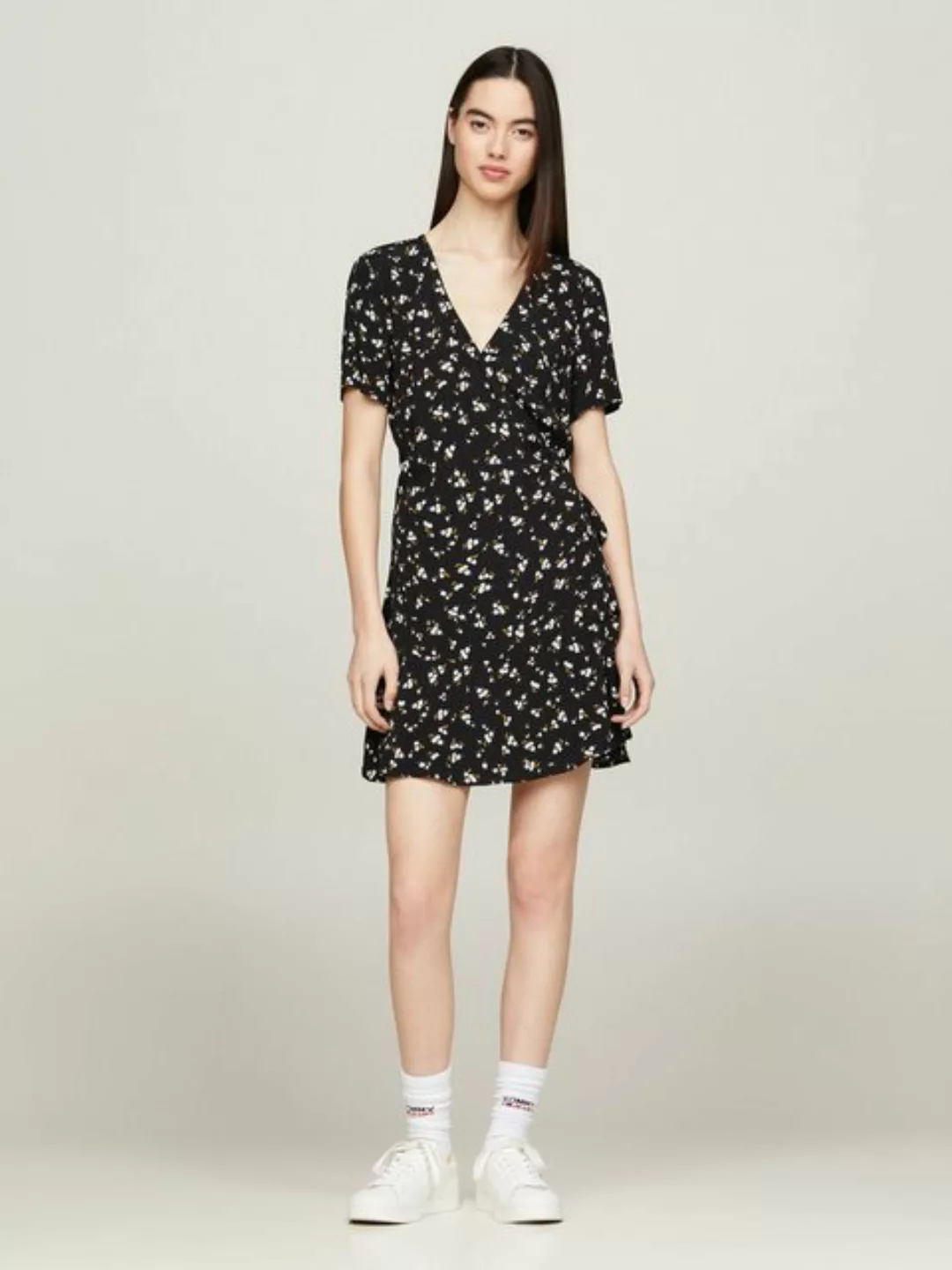 Tommy Jeans Wickelkleid "TJW FLORAL RUFFLE WRAP DRESS", mit V-Ausschnitt günstig online kaufen