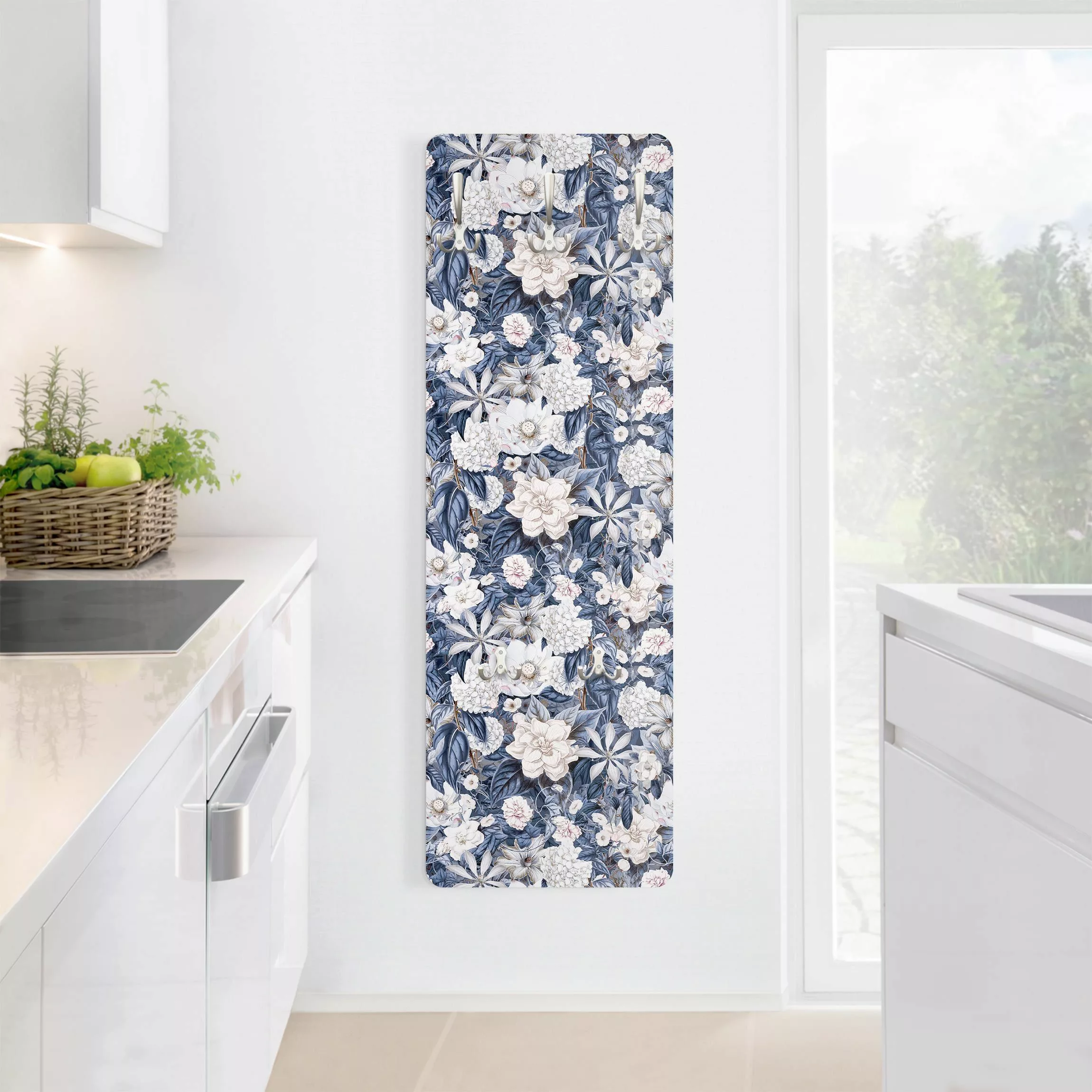 Wandgarderobe Holzpaneel Weiße Blumen vor Blau günstig online kaufen