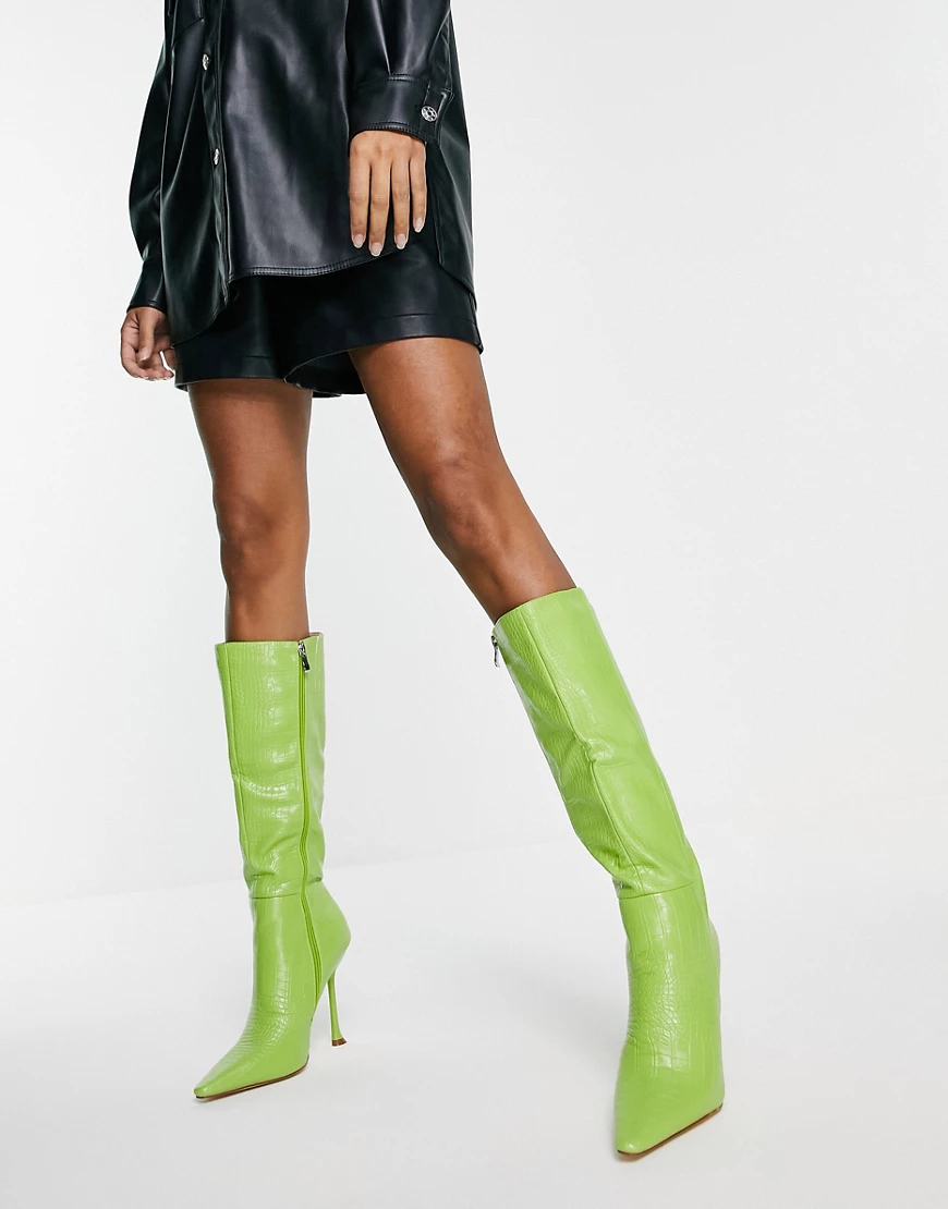 Simmi London – Kniehohe Stiefel mit Stilettoabsatz in Kroko-Optik in Limett günstig online kaufen