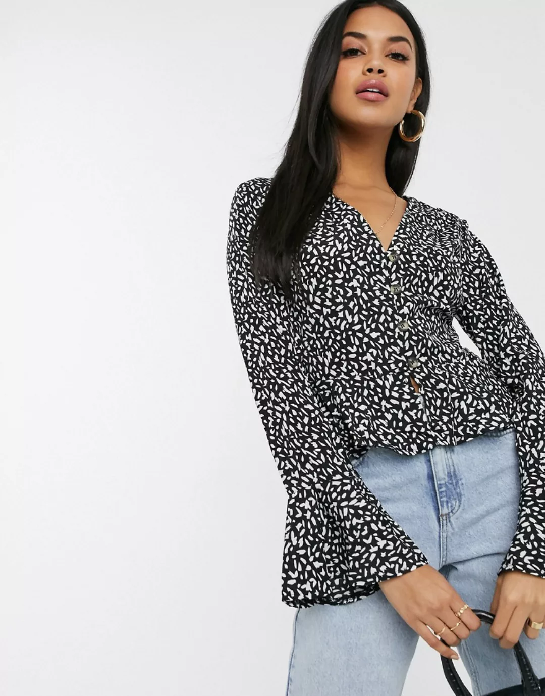 Missguided – Elegante Bluse mit Volantsaum und Fleckenmuster-Weiß günstig online kaufen