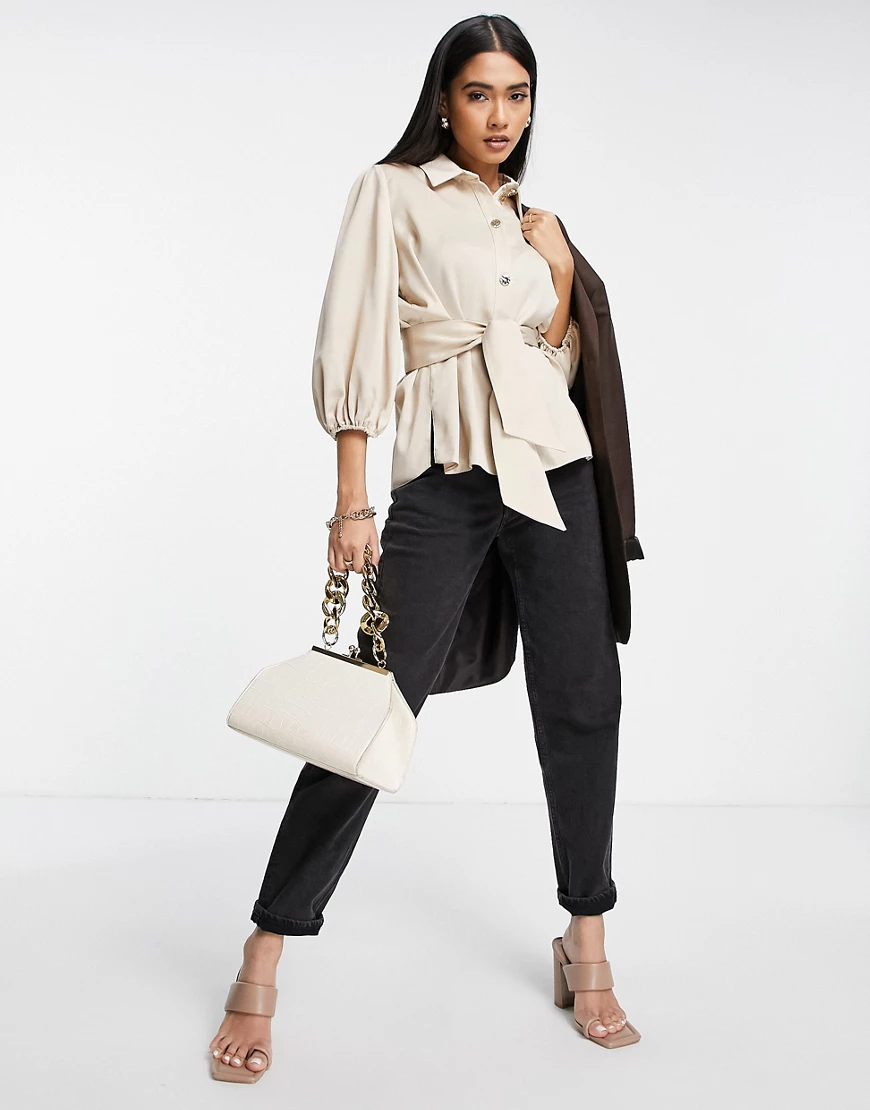 River Island – Satinhemd mit Bindegürtel in Beige-Neutral günstig online kaufen