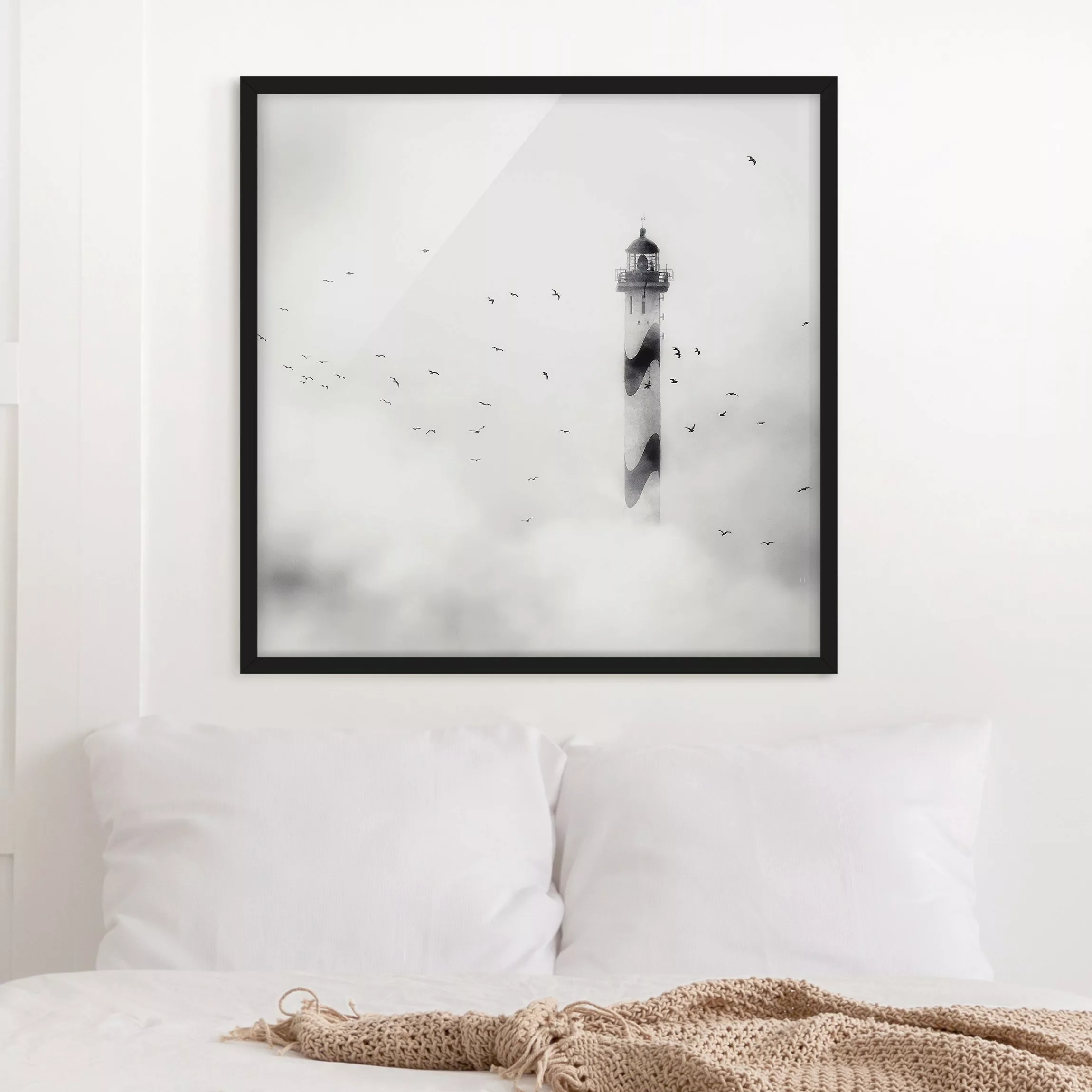 Bild mit Rahmen Schwarz-Weiß - Quadrat Leuchtturm im Nebel günstig online kaufen