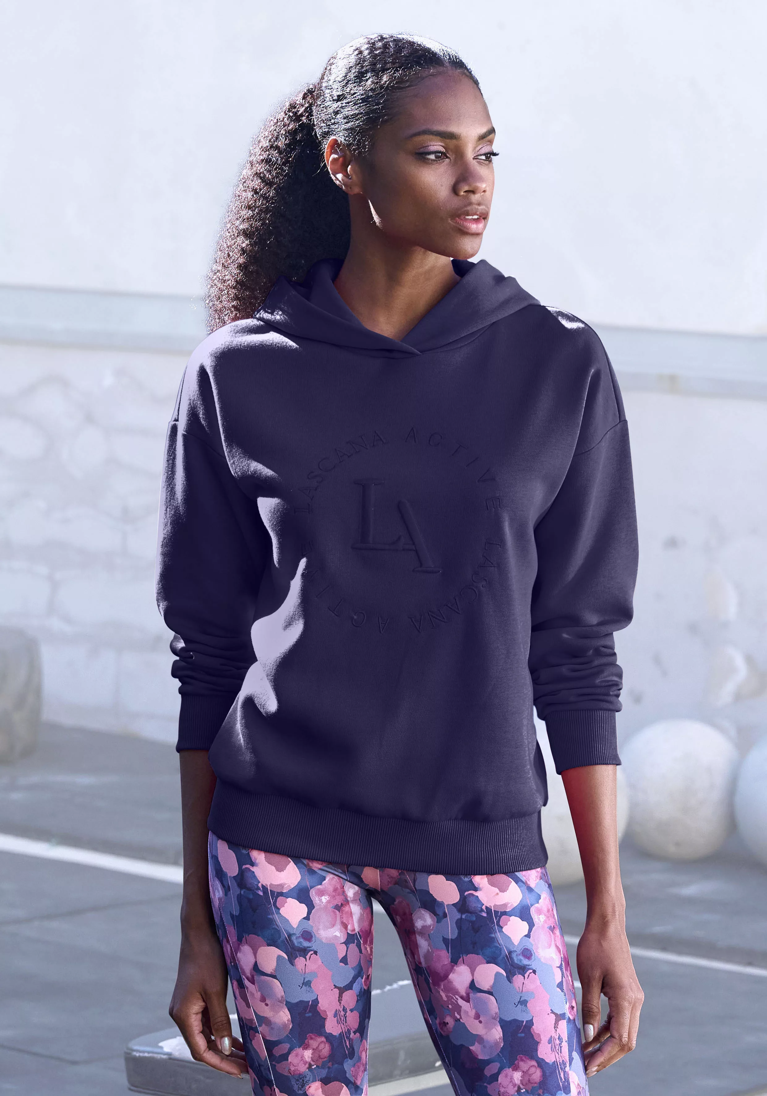 LASCANA ACTIVE Kapuzensweatshirt - Performance Hoodie mit runder Logosticke günstig online kaufen
