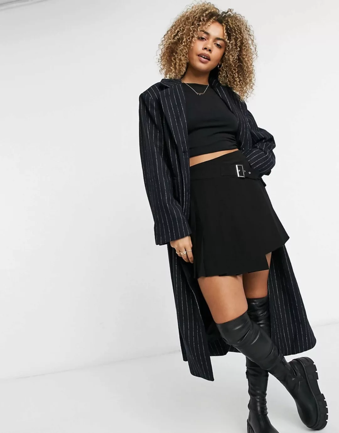 Weekday – Laya – Taillierter Oversize-Mantel mit Nadelstreifen in Marinebla günstig online kaufen