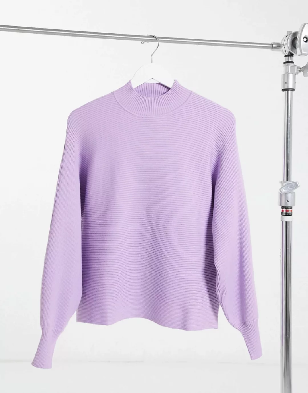Bershka - Gerippter Pullover mit Rundhalsausschnitt und Ballonärmeln in Lil günstig online kaufen